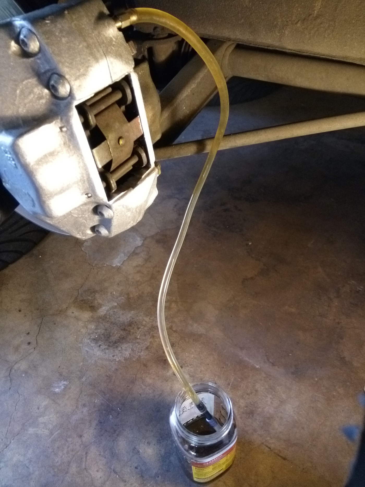 Air-cooled Porsche 911 brake caliper bleeding