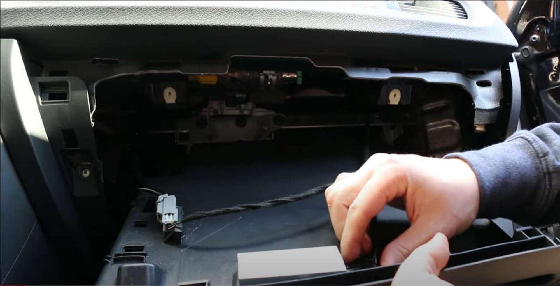 DIY Volvo Cabin Filter glove box electrical connections