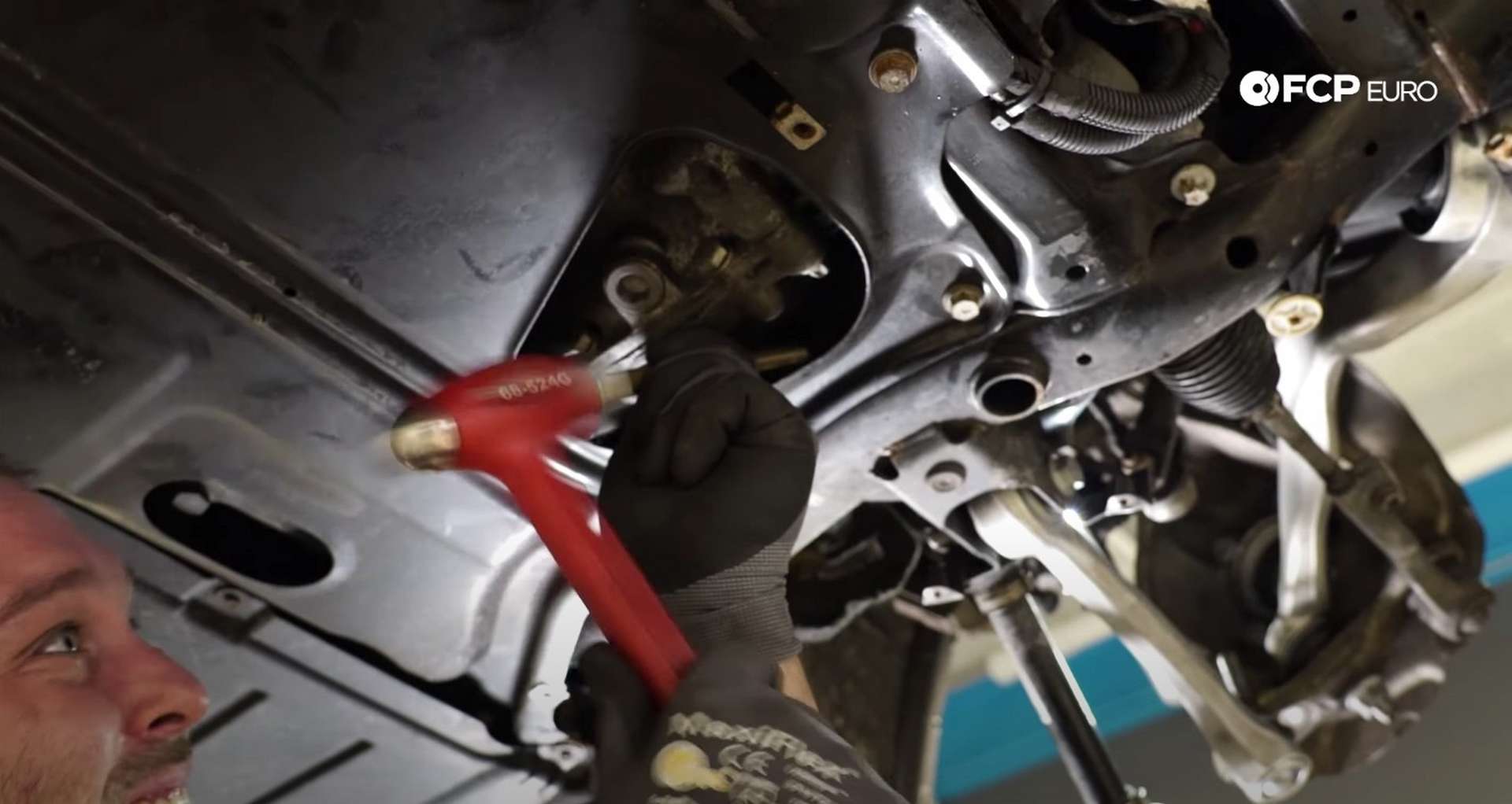 06-DIY-BMW-F30-Front-Axle-Replacement_Freeing-Knuckle-1