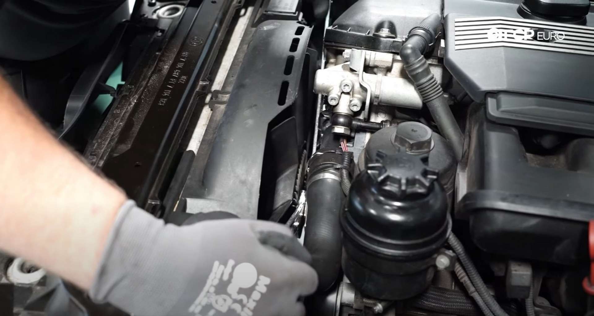 DIY BMW E46 Oil Filter Housing Gasket and VANOS Line Replacement breaking the fan loose