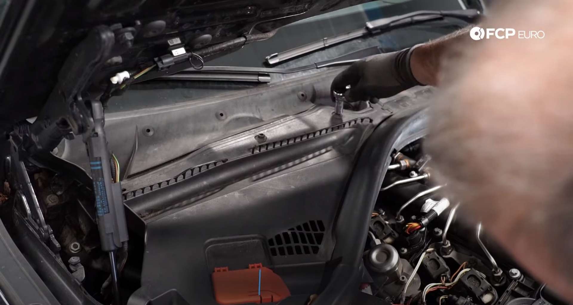 03-DIY-BMW-F30-Valve-Cover-Replacement_Exposing-Valve-Cover