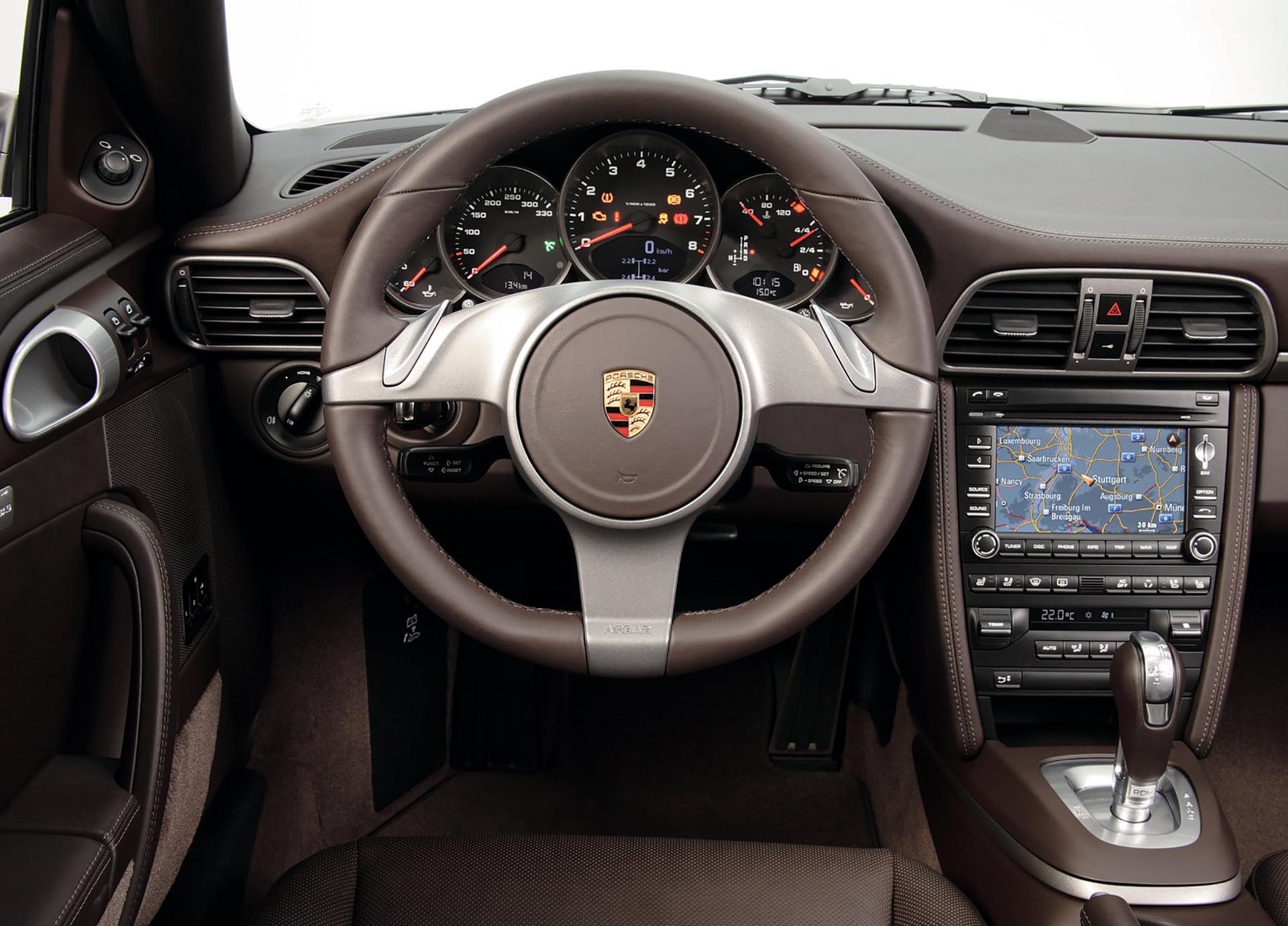 20_Porsche 911 Carrera PDK interior