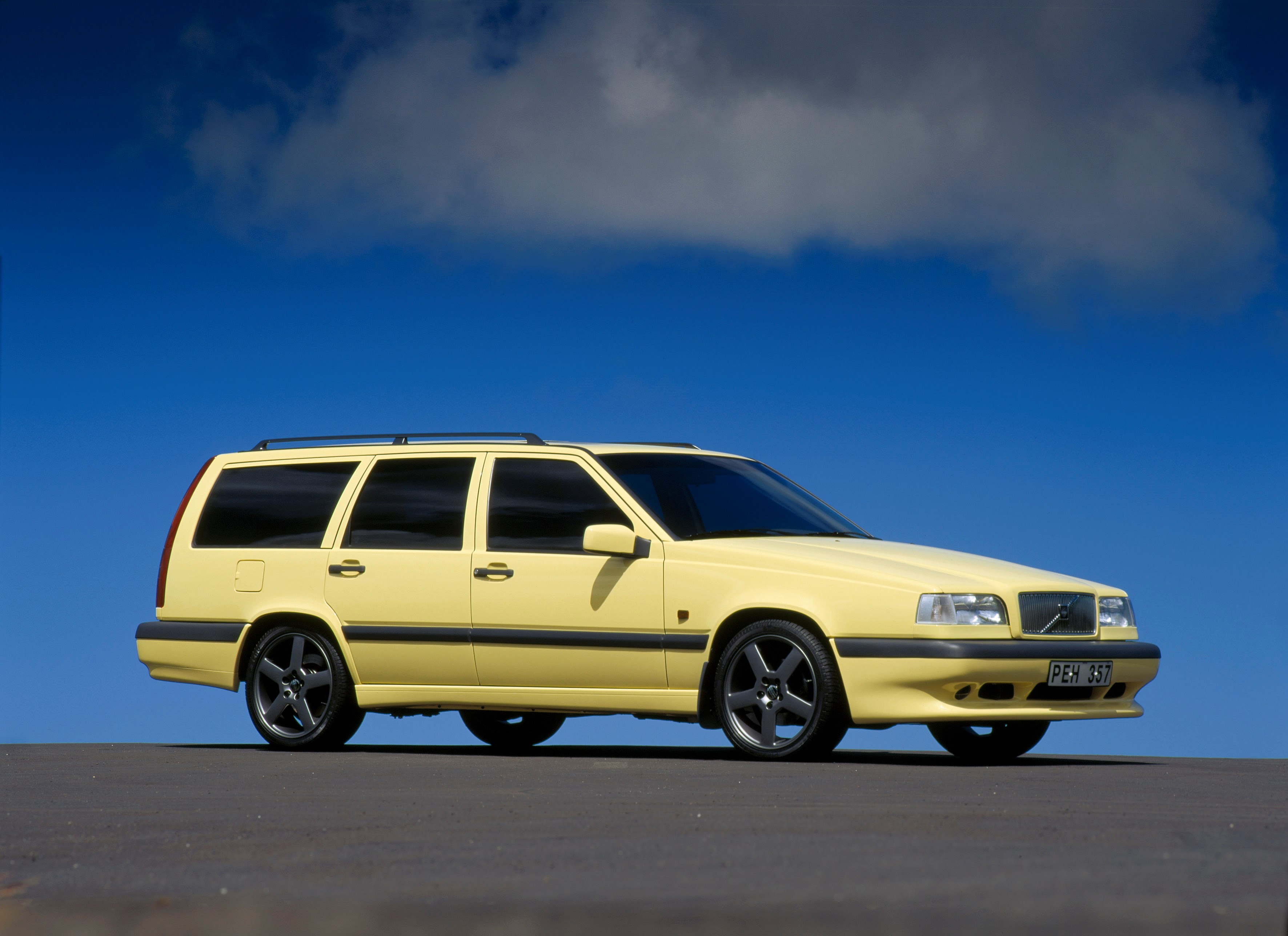 Affordable Vintage Models Volvo 850 Turbo front 3-quarter wagon