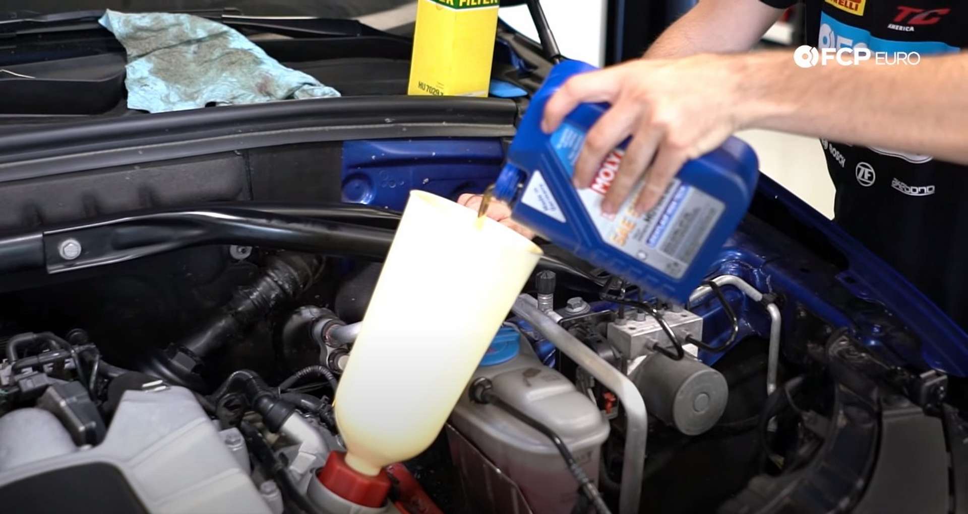 DIY Audi B8/B8.5 Oil Change adding the oil