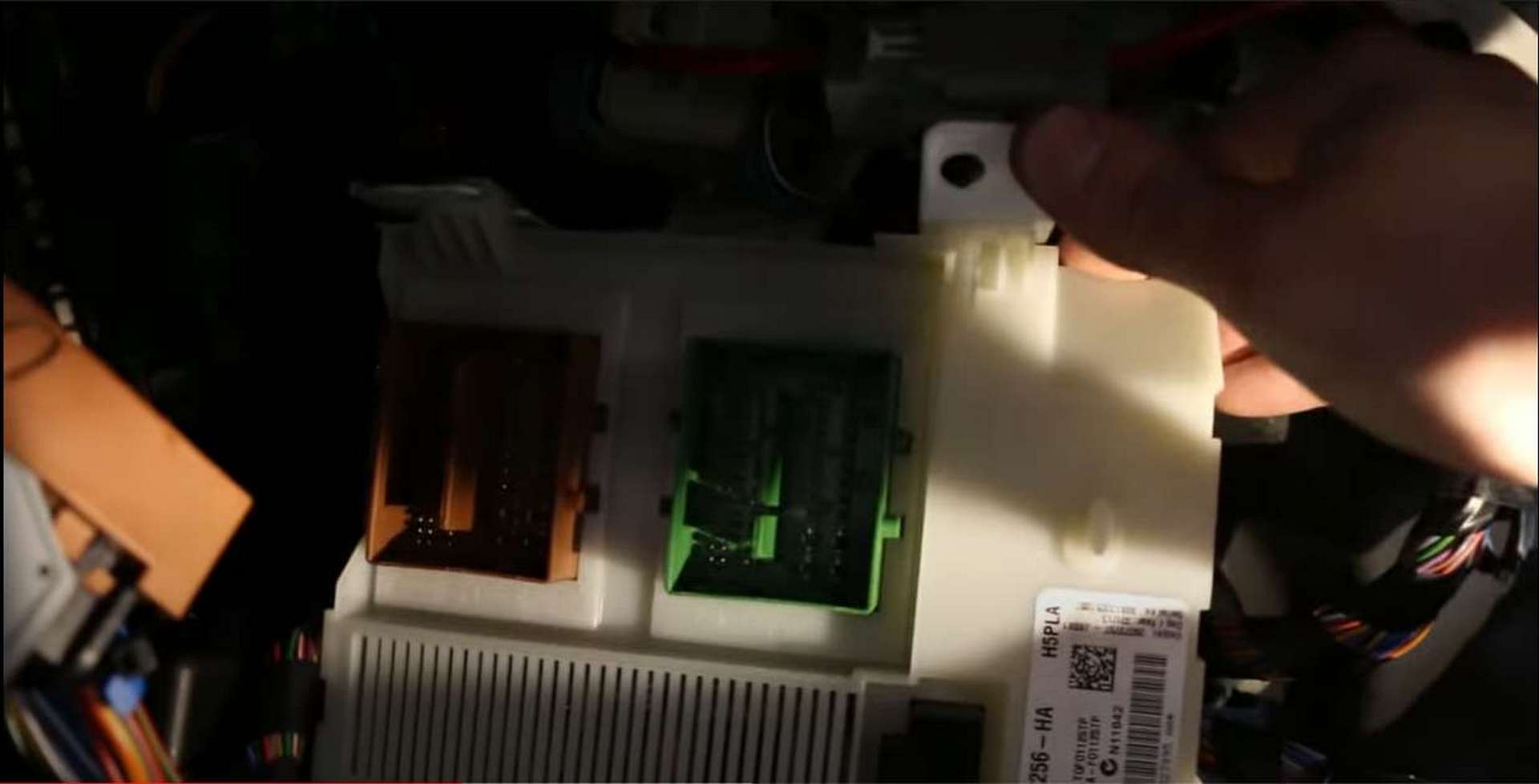 DIY Volvo Cabin Filter module release tab