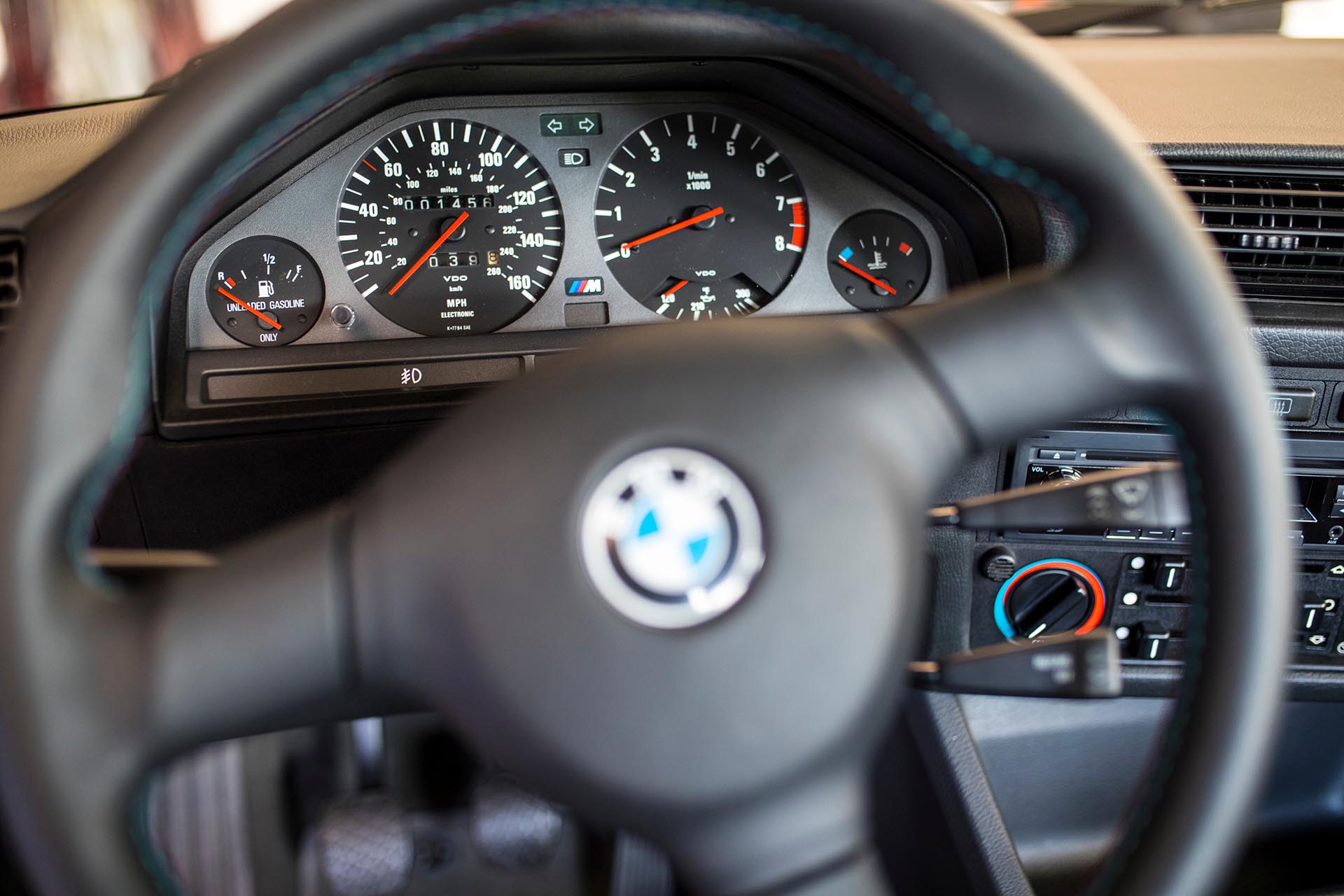 23_BMW E30 M3 interior instrument cluster detail