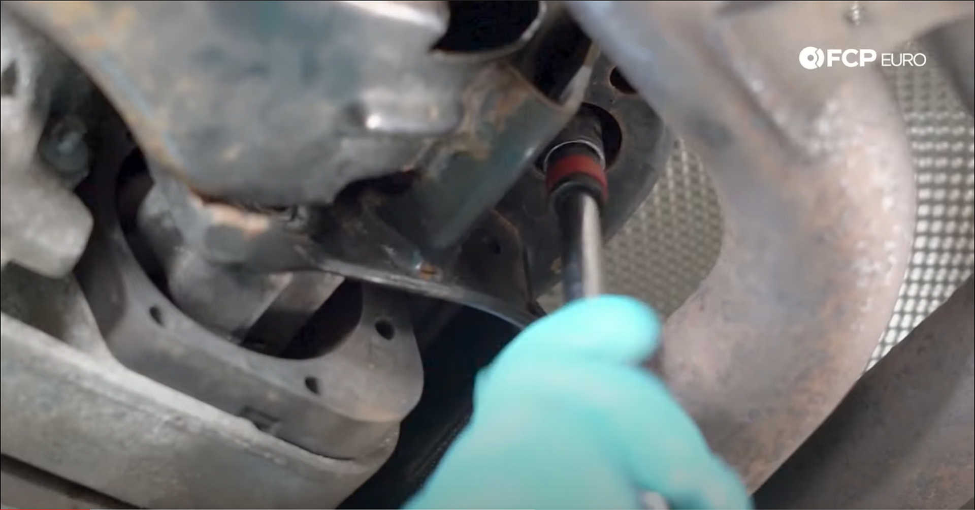 DIY BMW X3 Transfer Case Actuator crossmember bolt location