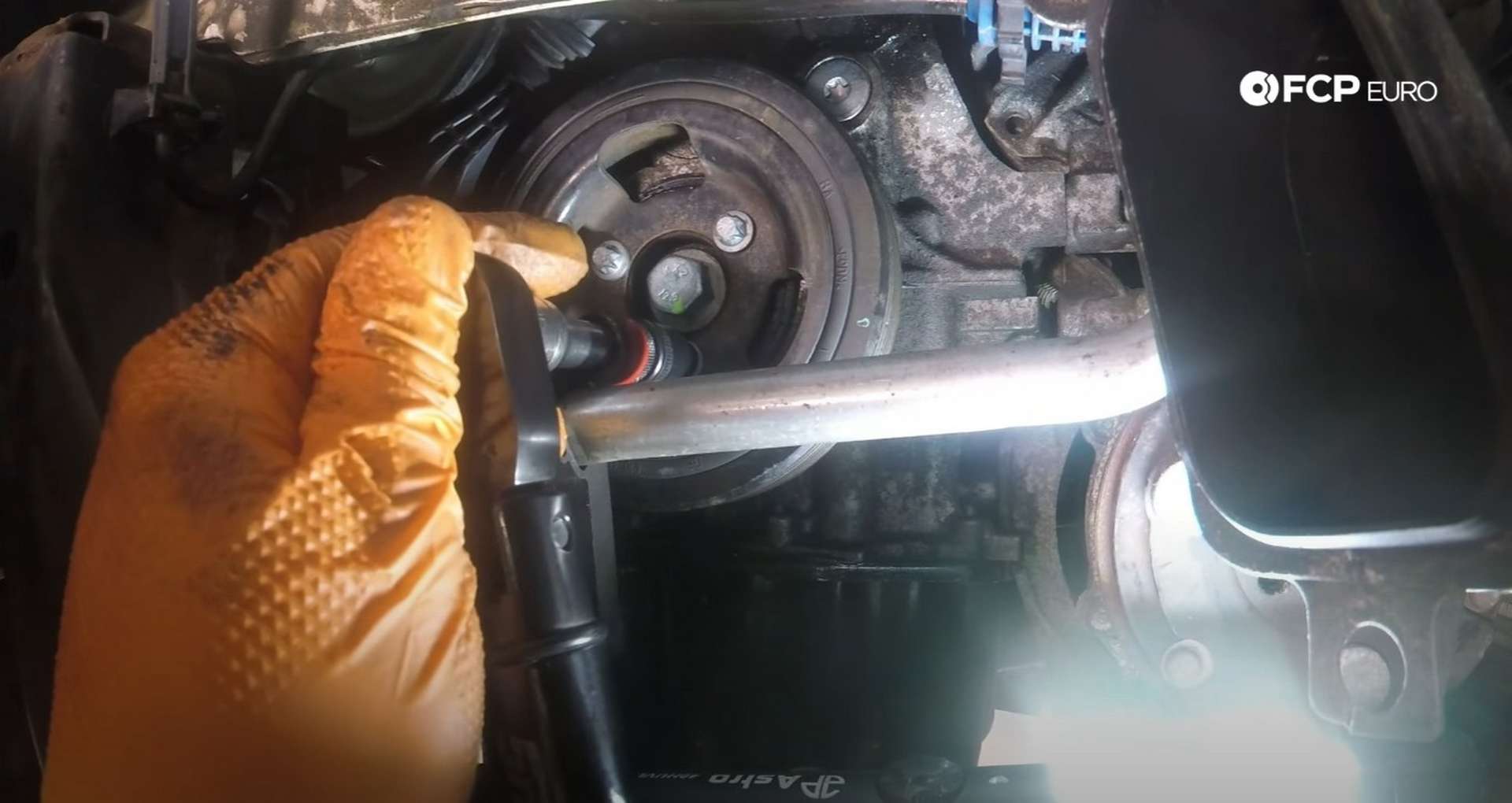 DIY MINI R56 Timing Chain Replacement installing the crank pulley