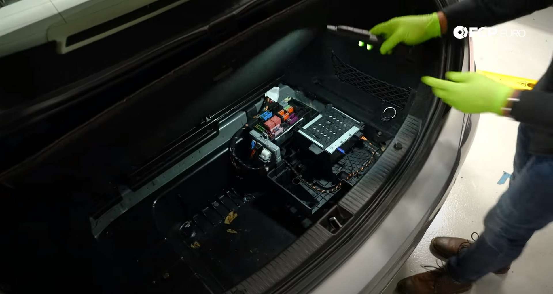 09-DIY-Mercedes-W205-Aux-Battery-Replacement_Checking-Fuse