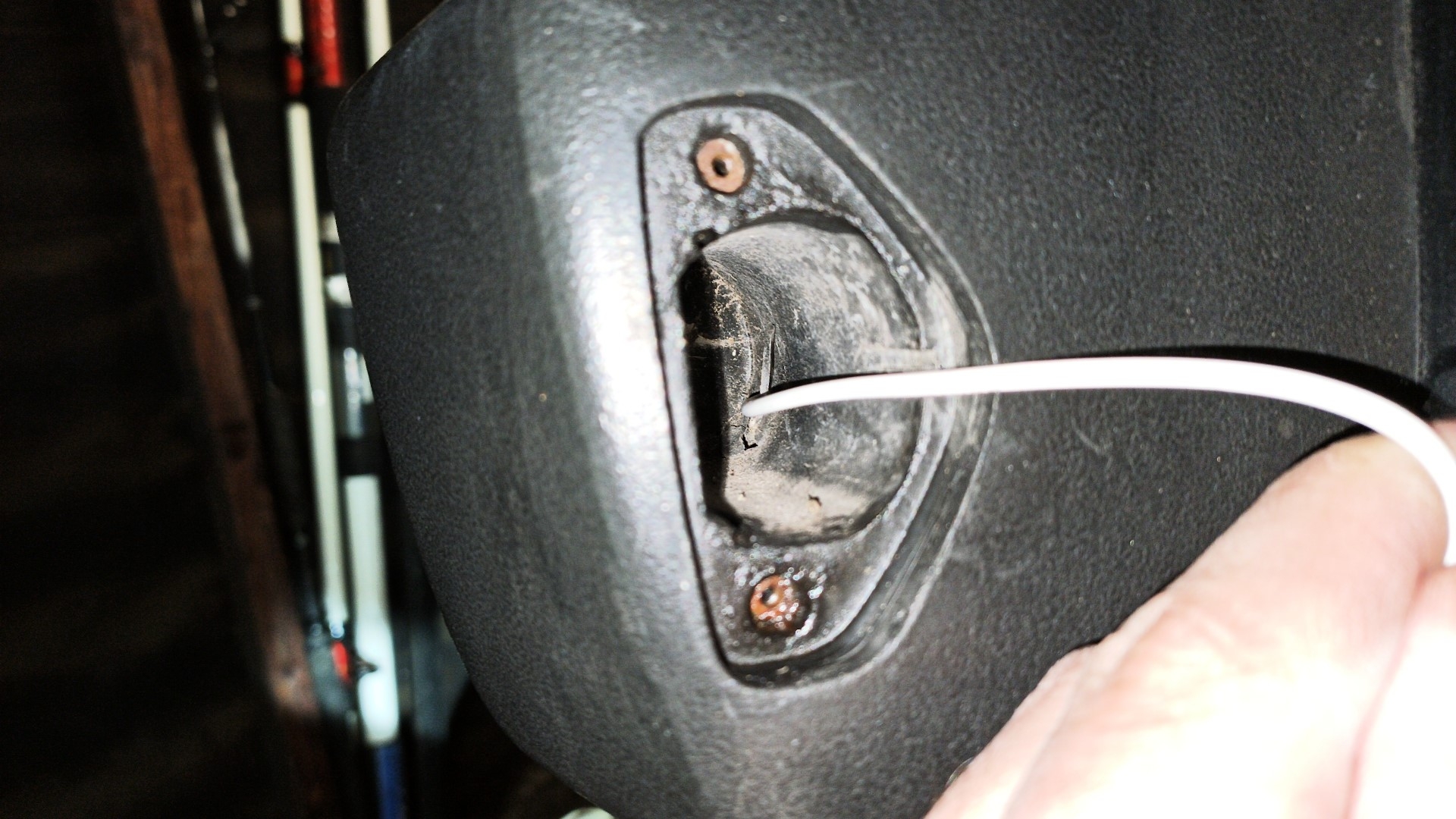 Air-cooled Porsche 911 license plate light wiring