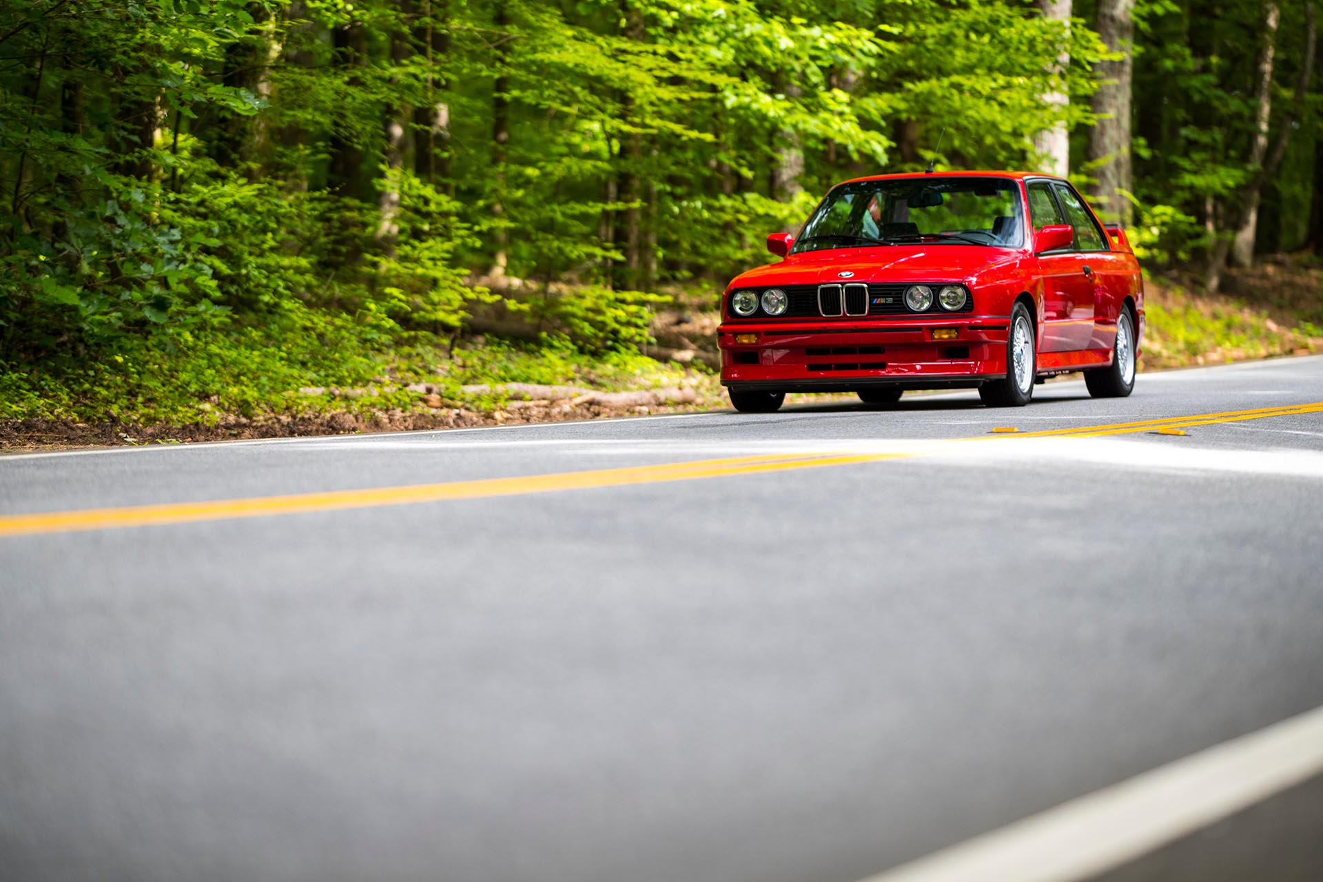 29_BMW E30 M3 zinnoberrot front low angle
