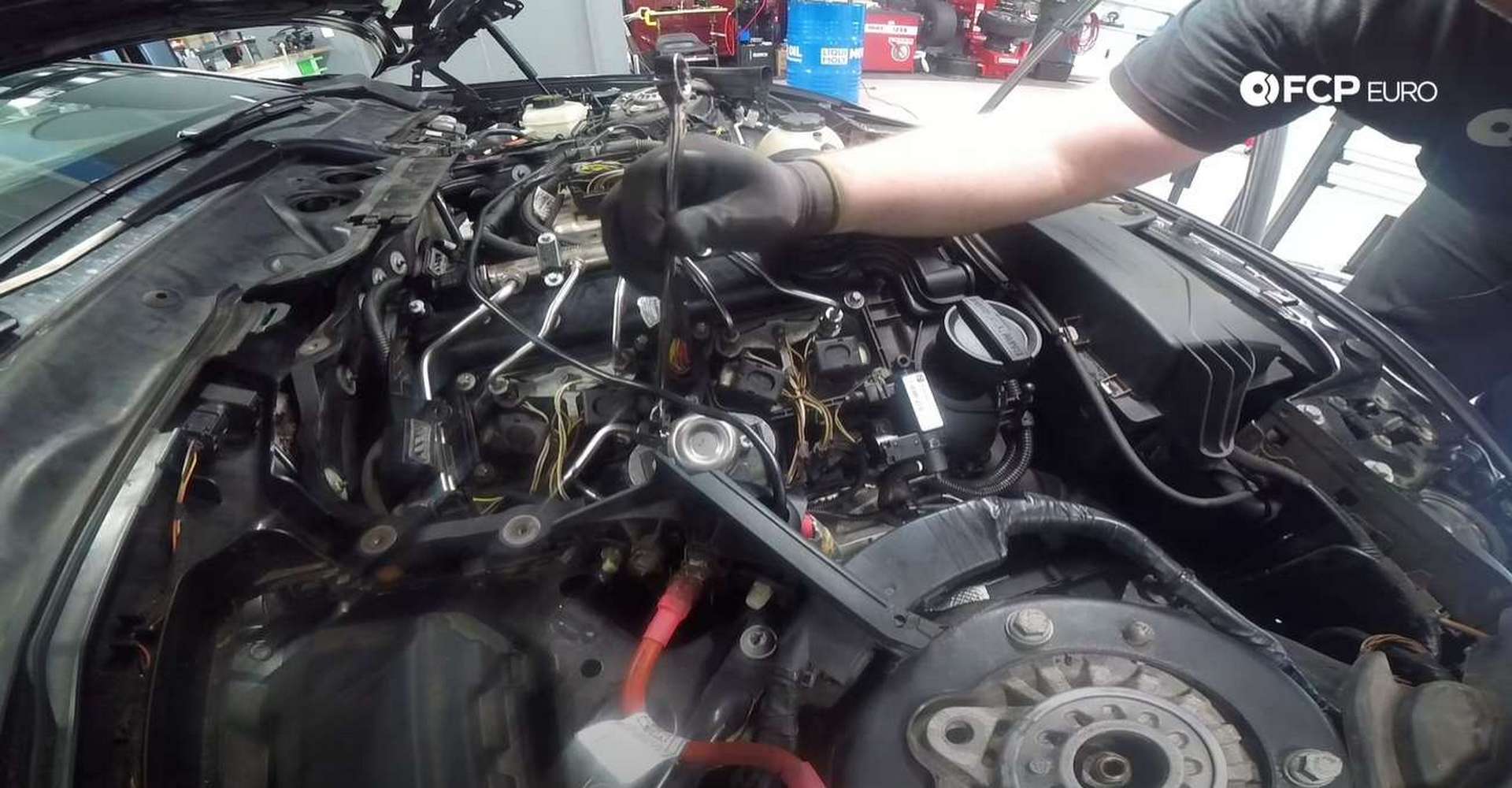 DIY BMW F30 High-Pressure Fuel Pump Replacement tightening the fuel line fitting