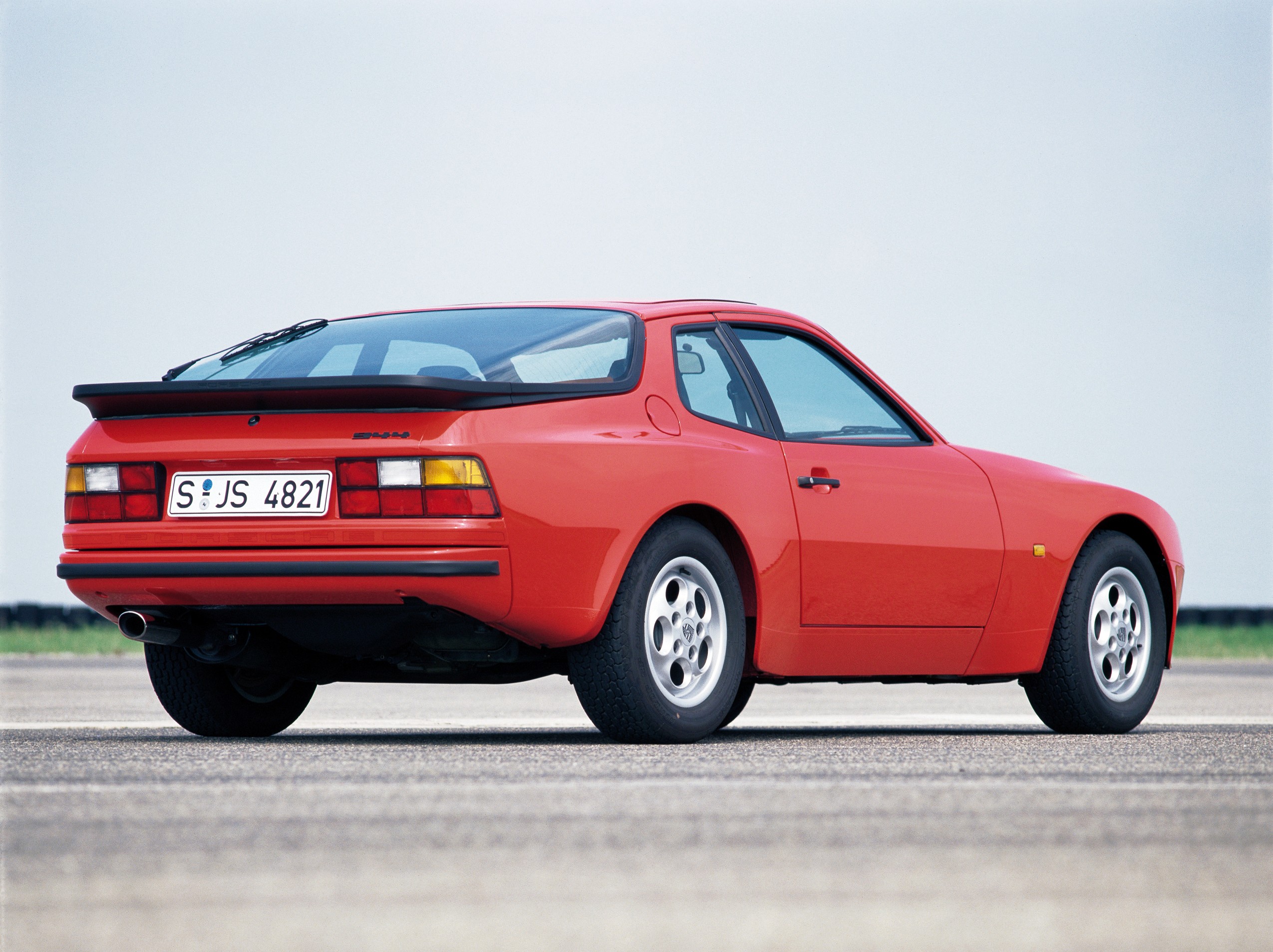 Affordable Vintage Models Porsche 944 front 3-quarter