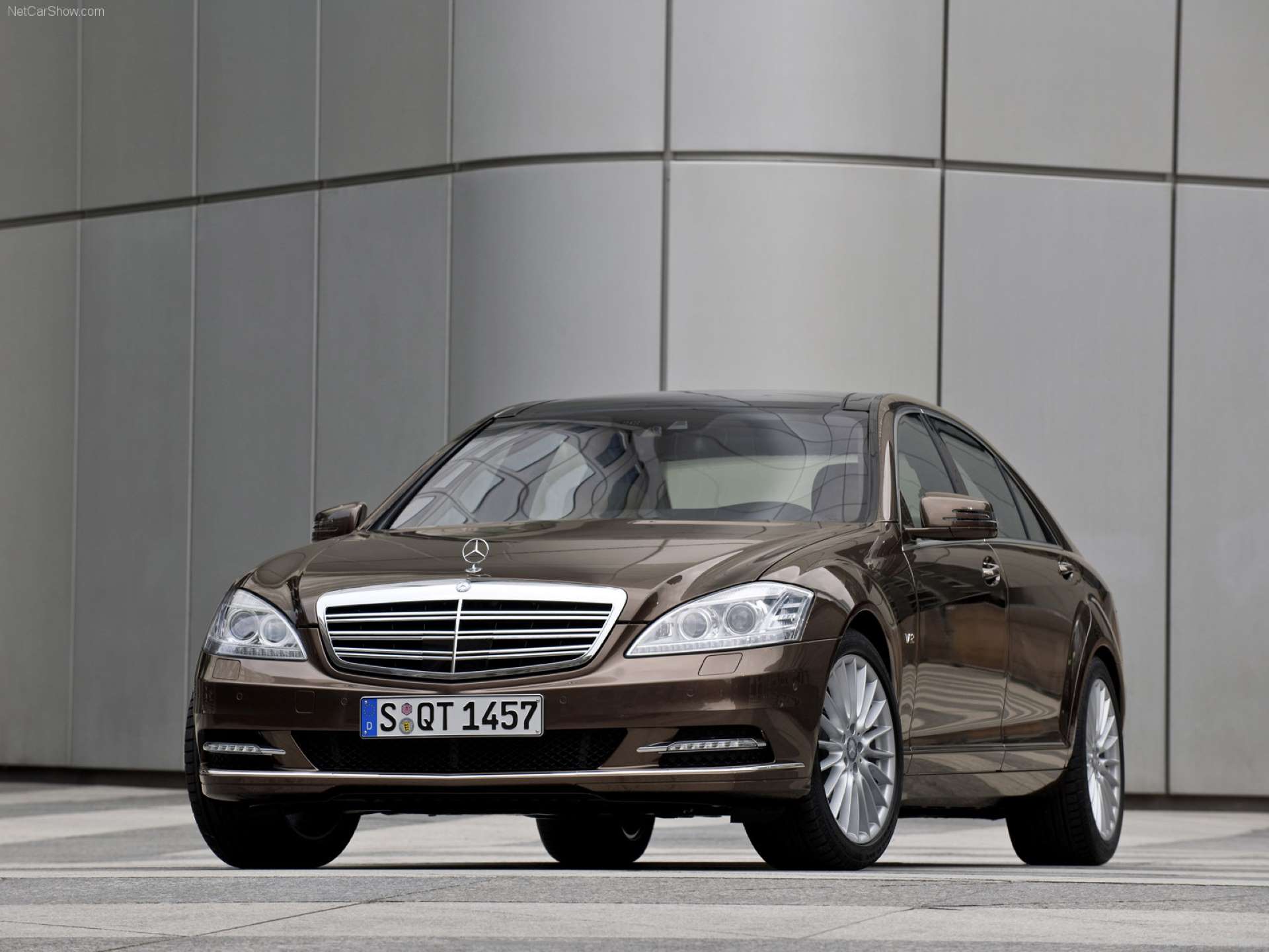 Best RWD Cars under 25K Mercedes-Benz W221 front three-quarter