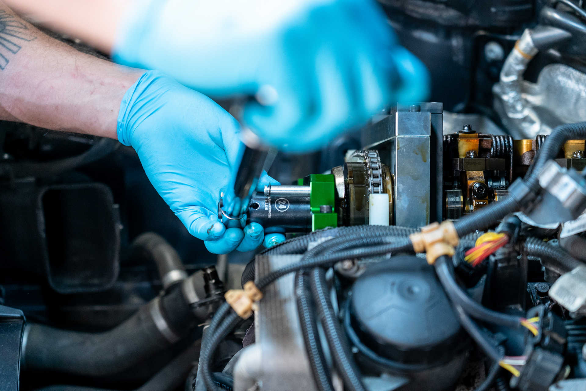 DIY BMW N20 Timing Chain tightening the camshaft adjusters