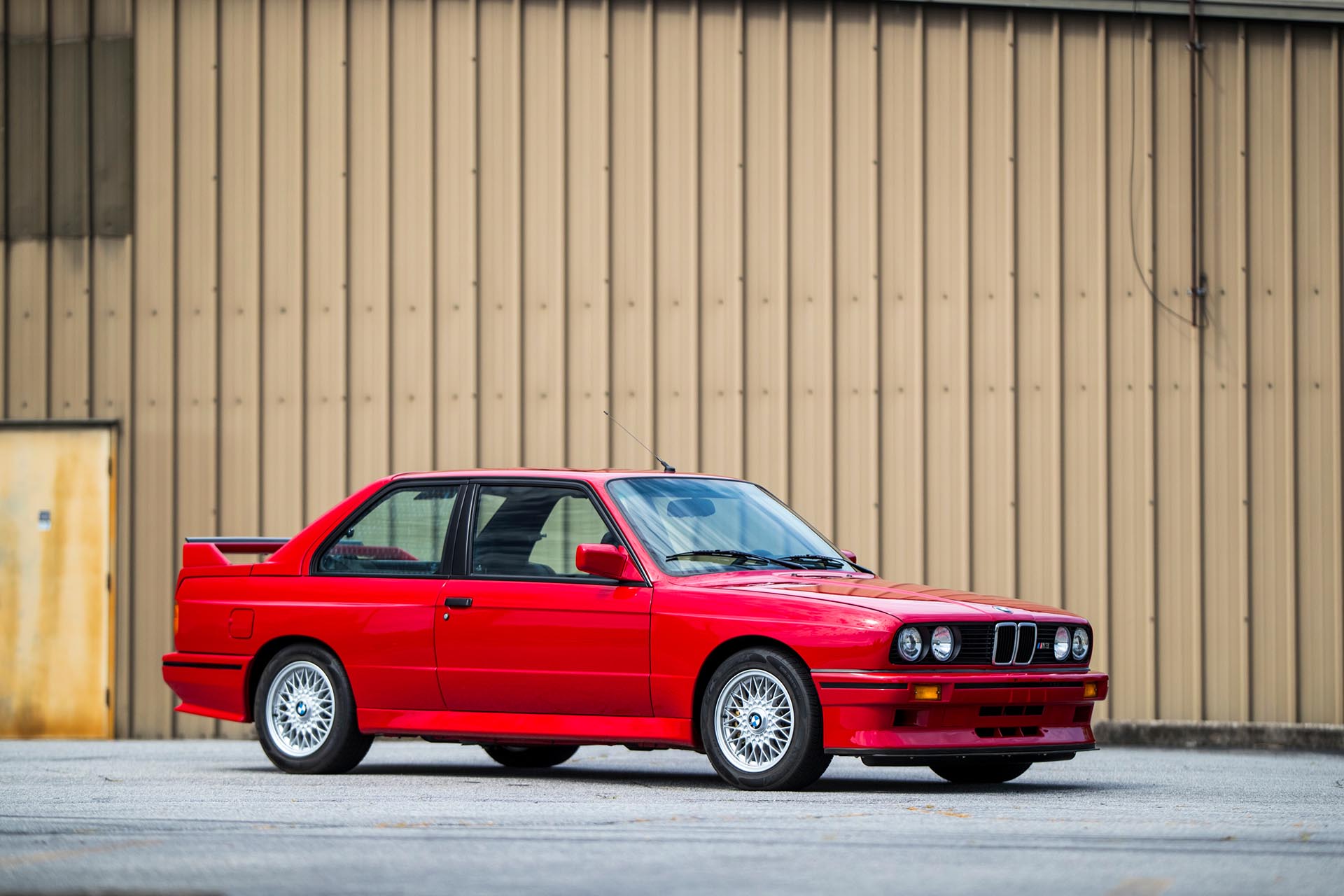 01_BMW E30 M3 zinnoberrot front profile