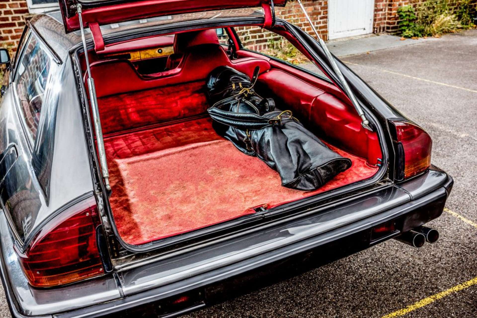 Arden-Jaguar-XJS-Station-Car-red-interior-1024x683