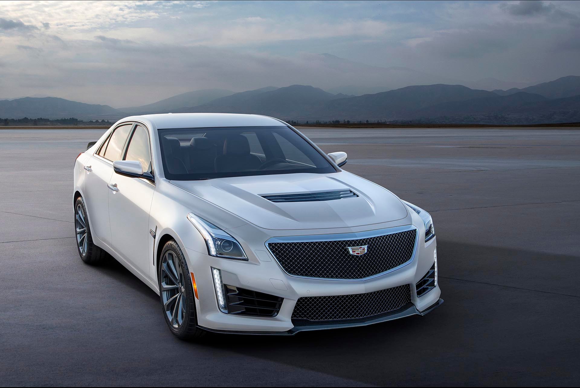 04_Cadillac-CTS-V-front white