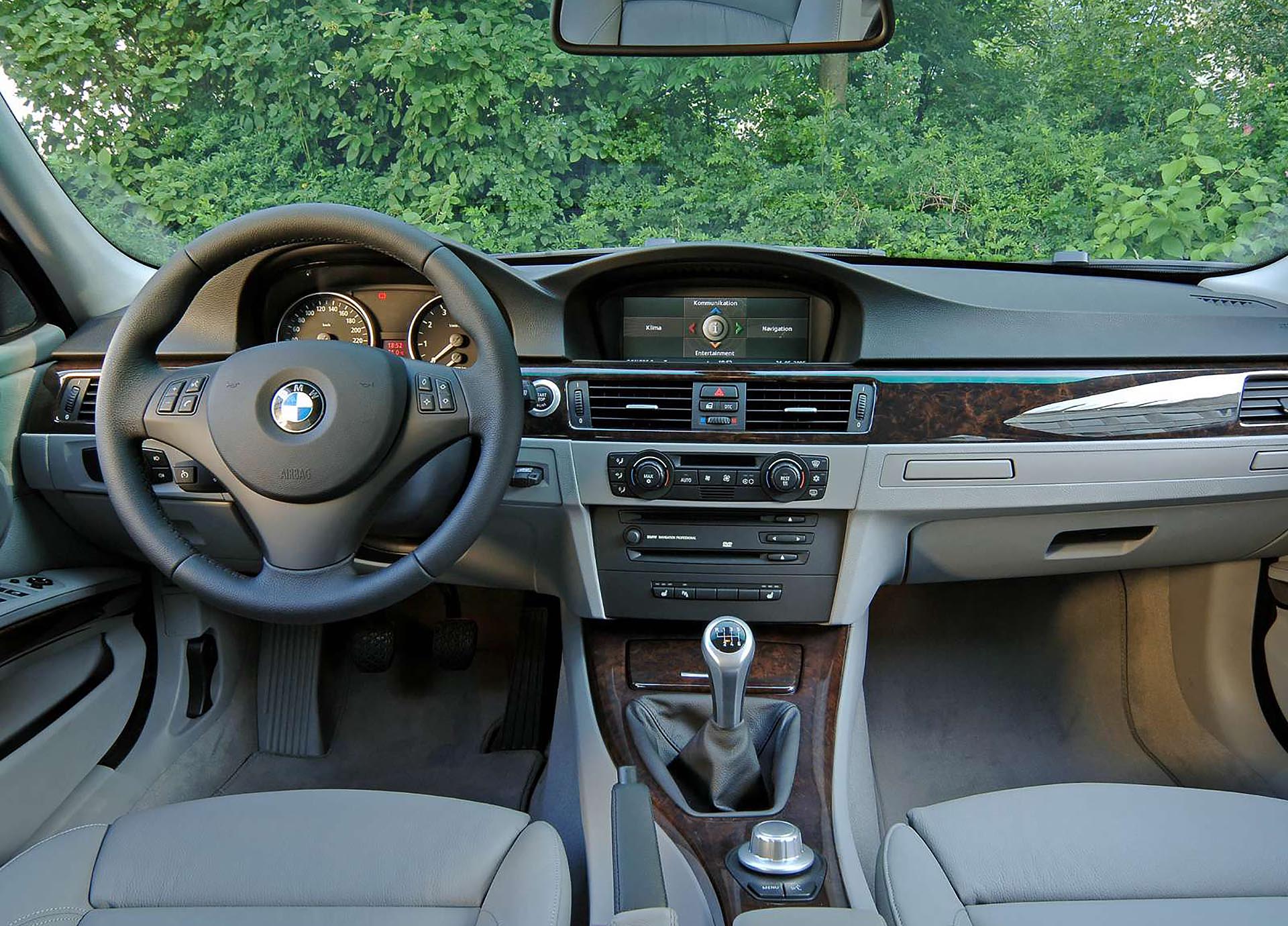 12_BMW E90 330i interior