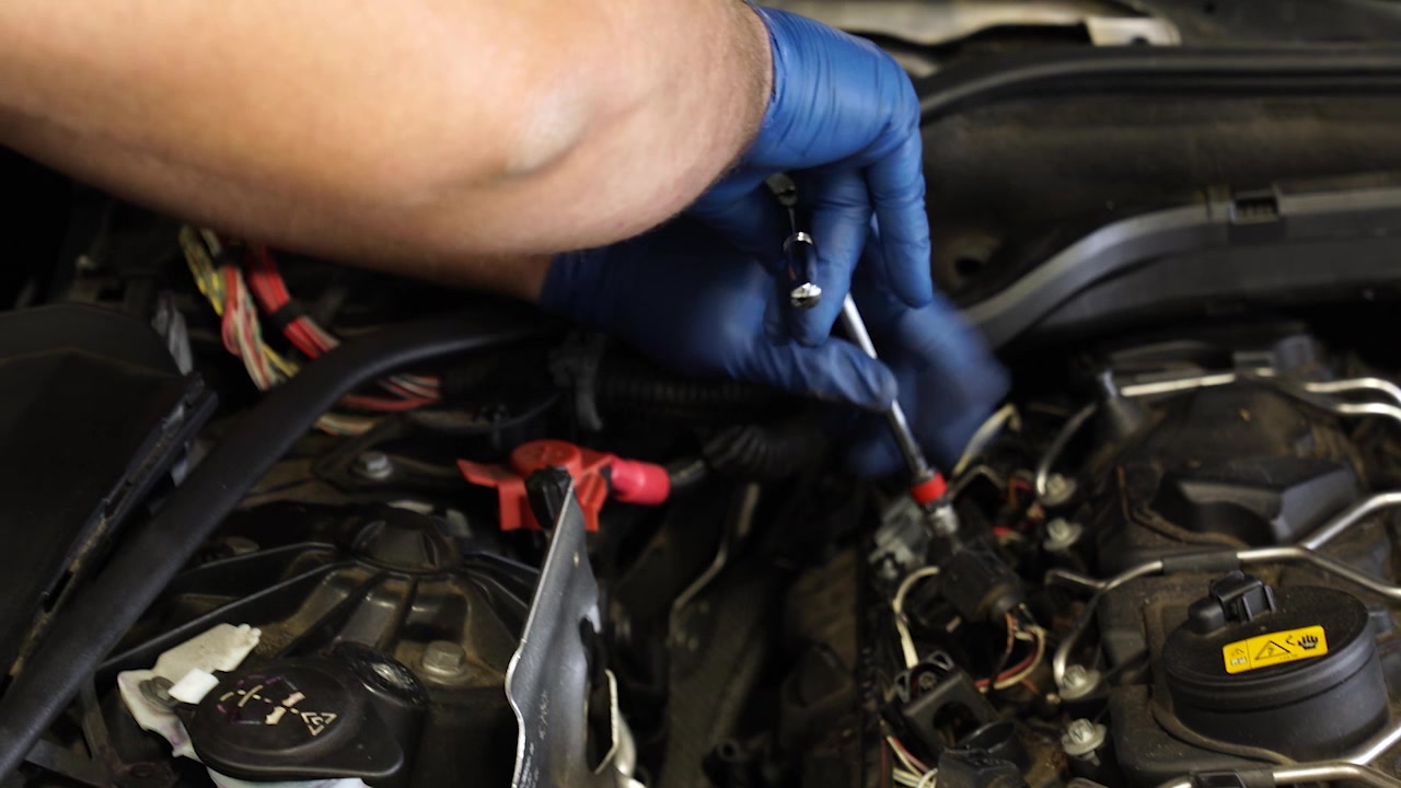 11-bmw-n55-valve-cover-bracket-t30