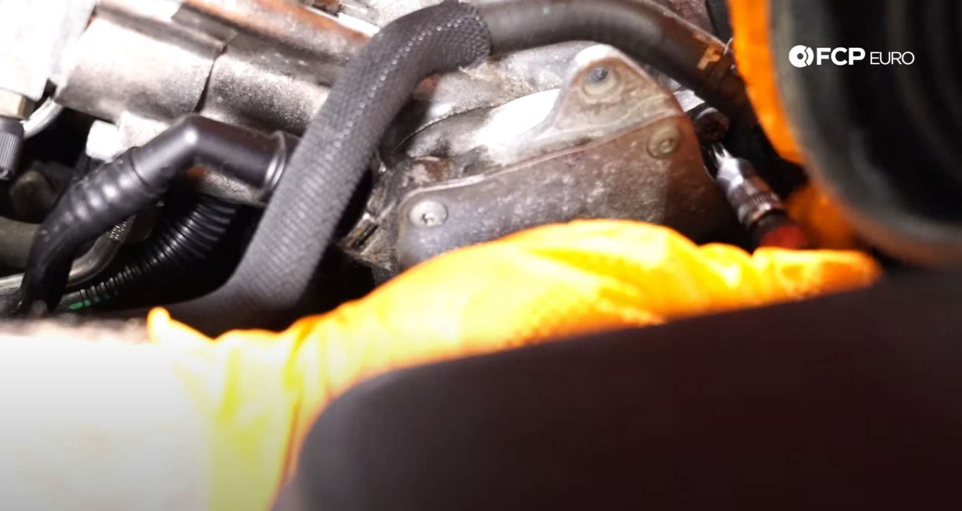 DIY VW GTI MK.5 Vacuum Pump Replacement T30 fastener location