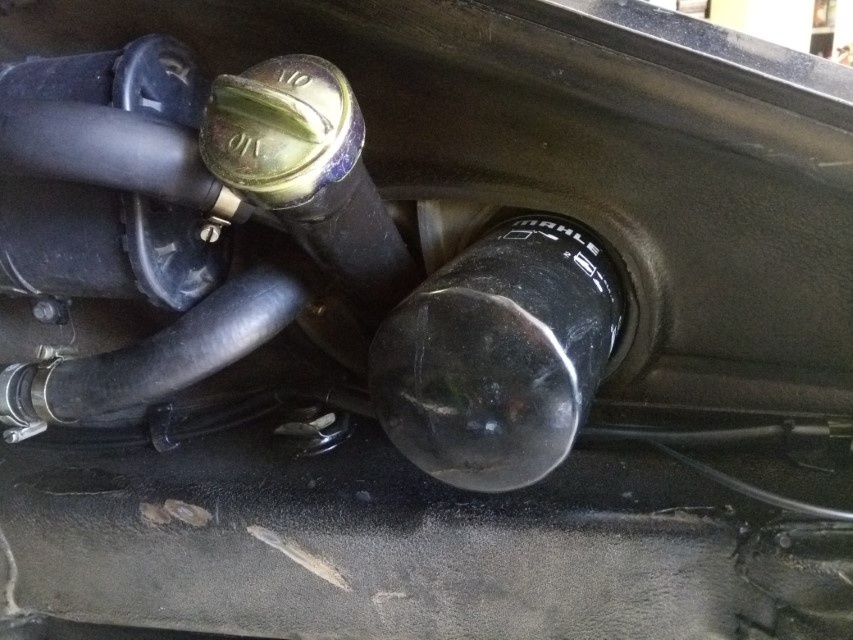 Air-cooled Porsche 911 oil tank filler and filter