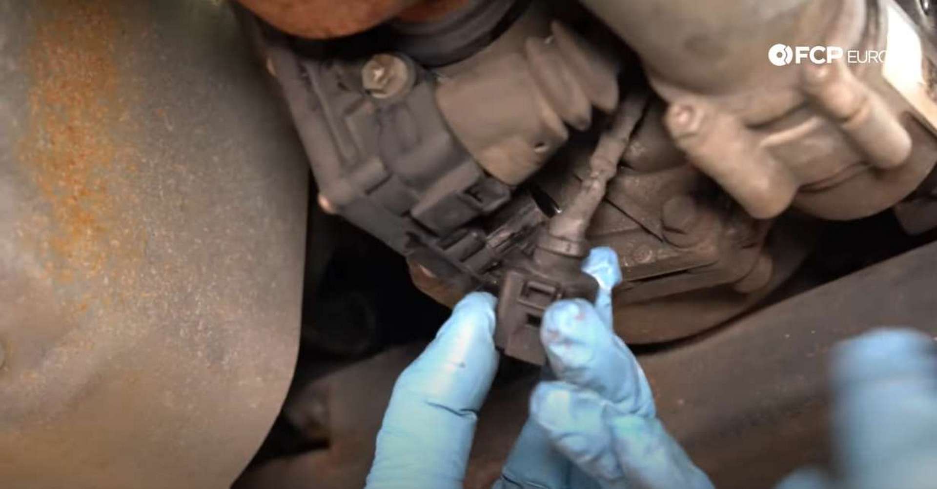 DIY P3 Volvo Haldex Fluid removing the pump’s electrical connection