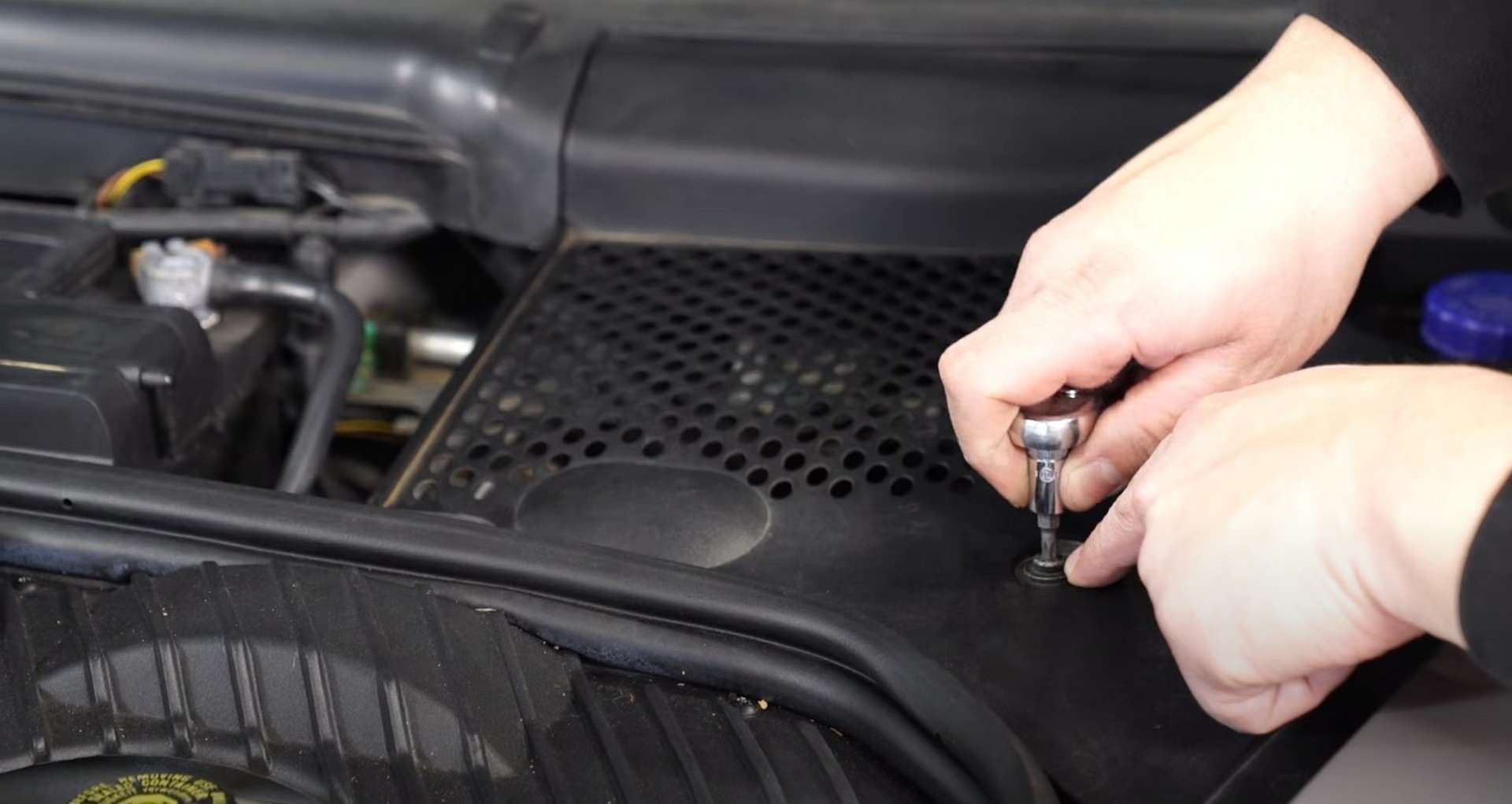 10-DIY-Porsche-996-Cabin-Filter_Refitting-Cowl