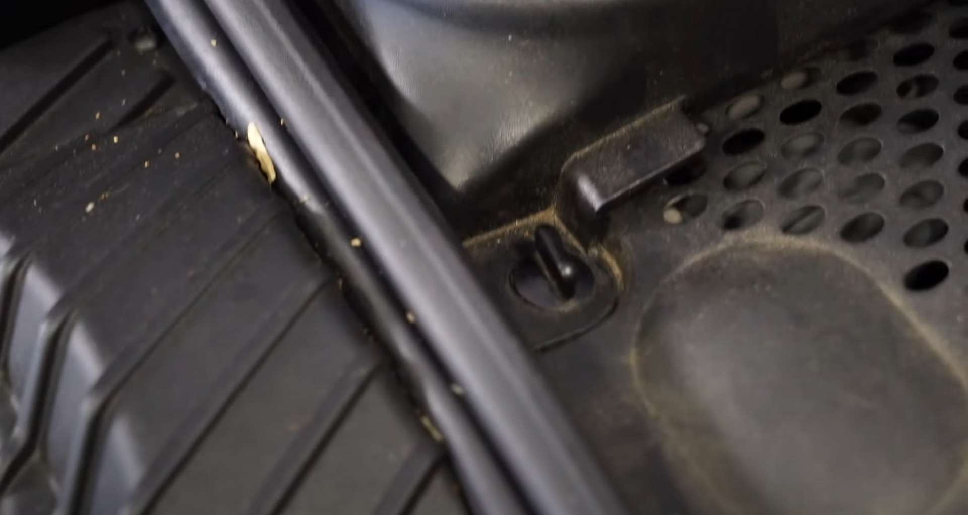 03-DIY-Porsche-996-Cabin-Filter_Accesssing-Filter