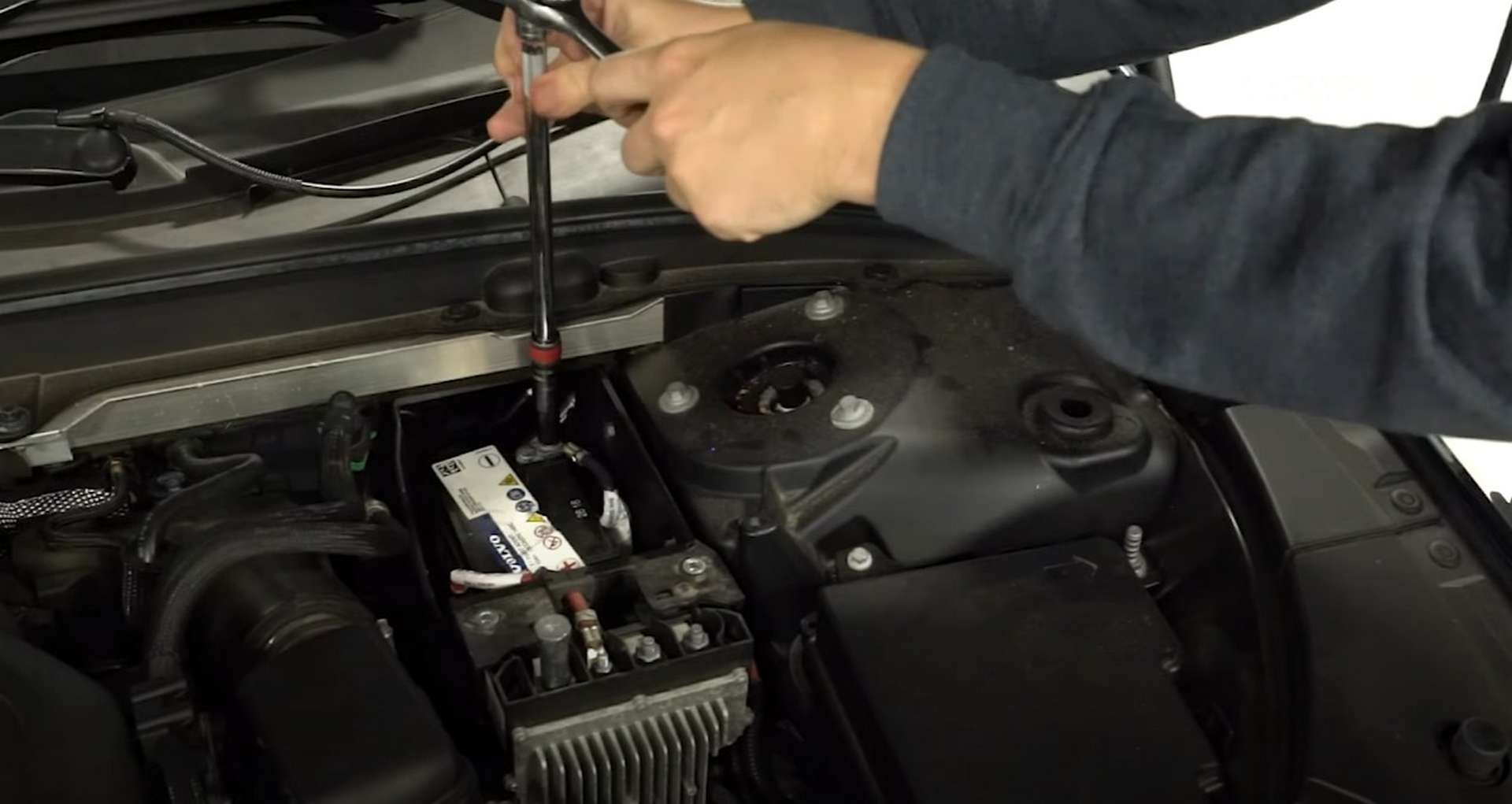 DIY Volvo SPA auxiliary Battery Check and Replacement disconnecting the battery cables