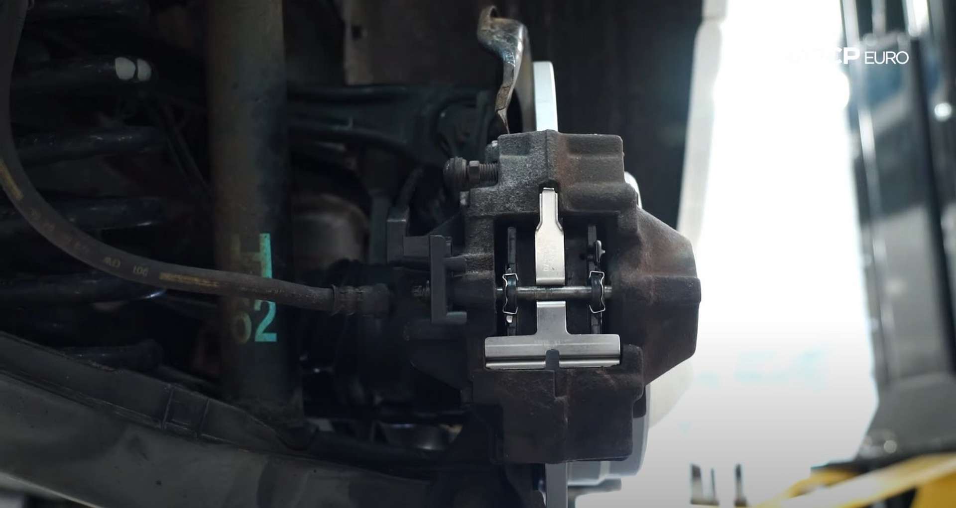 10-DIY-Mercedes-W203-Rear-Brake-Service_Refitting-Caliper