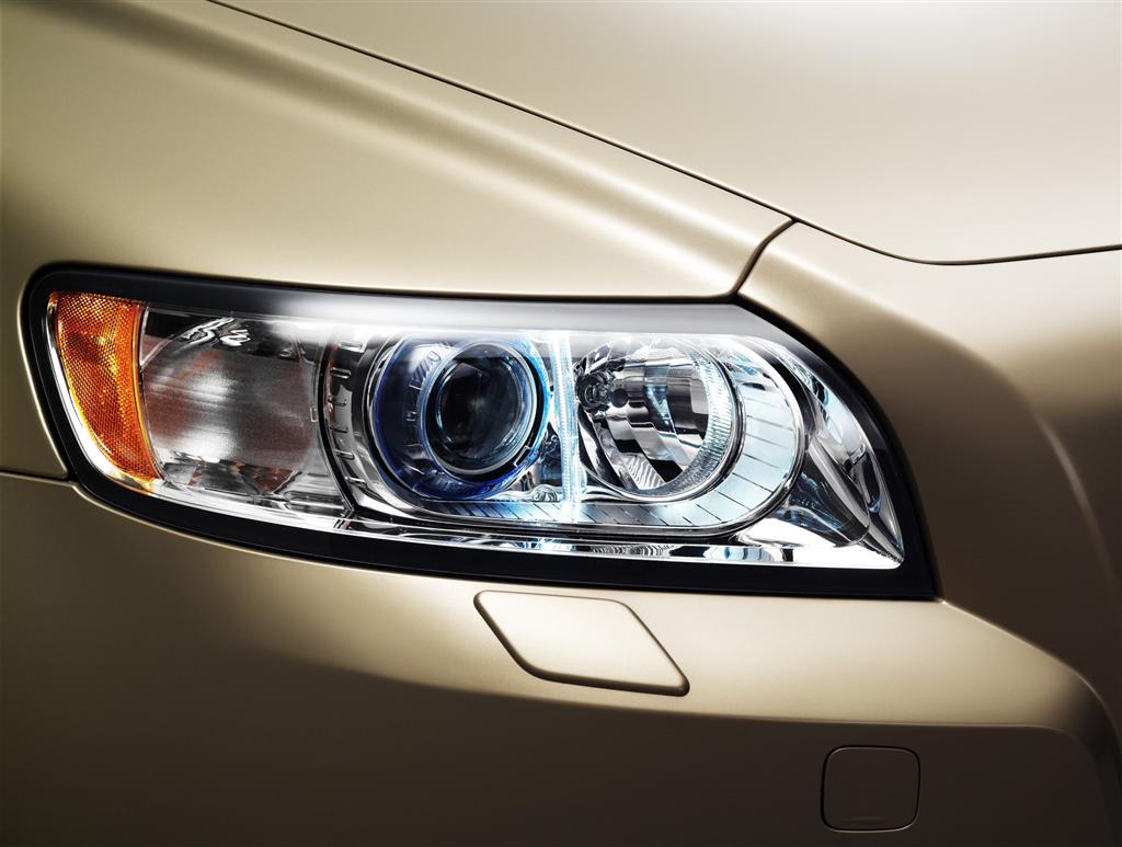2010-volvo-s40-front-headlight