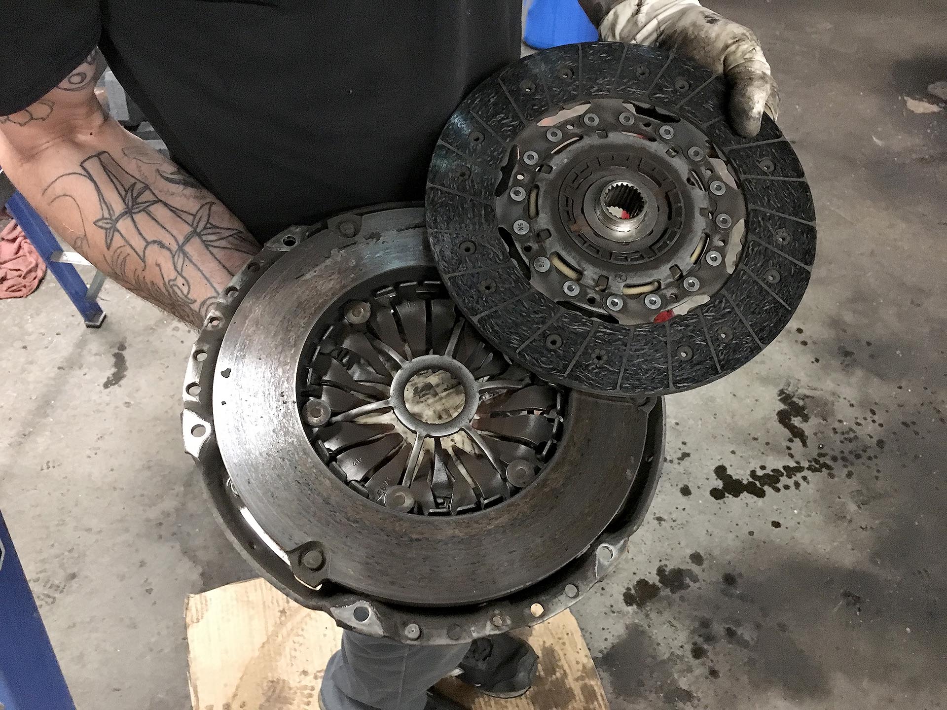 11_Worn Mk5 GTI clutch disc and pressure plate