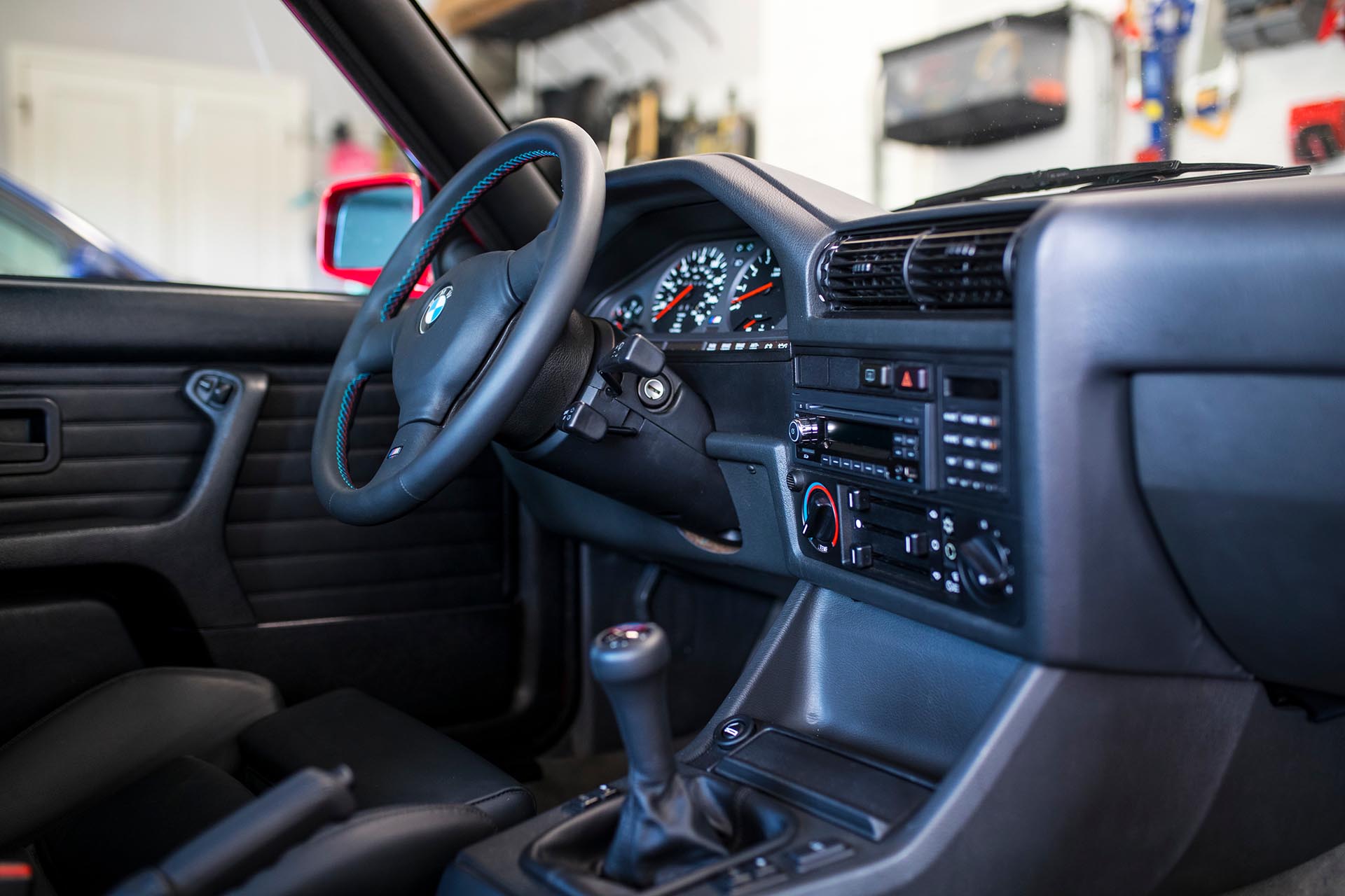 25_BMW E30 M3 zinnoberrot interior steering wheel
