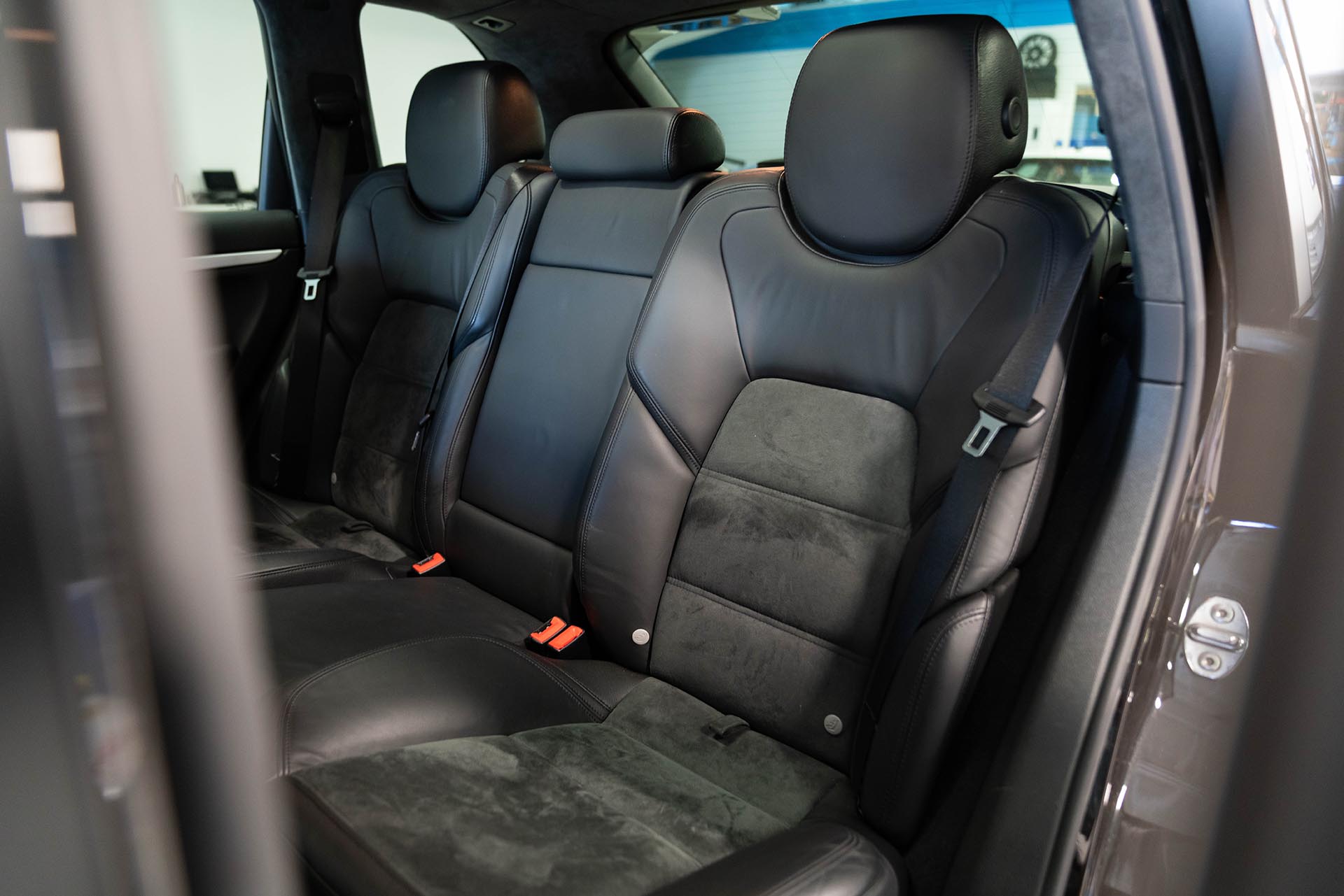 02_Porsche Cayenne 957 GTS rear seats black on black