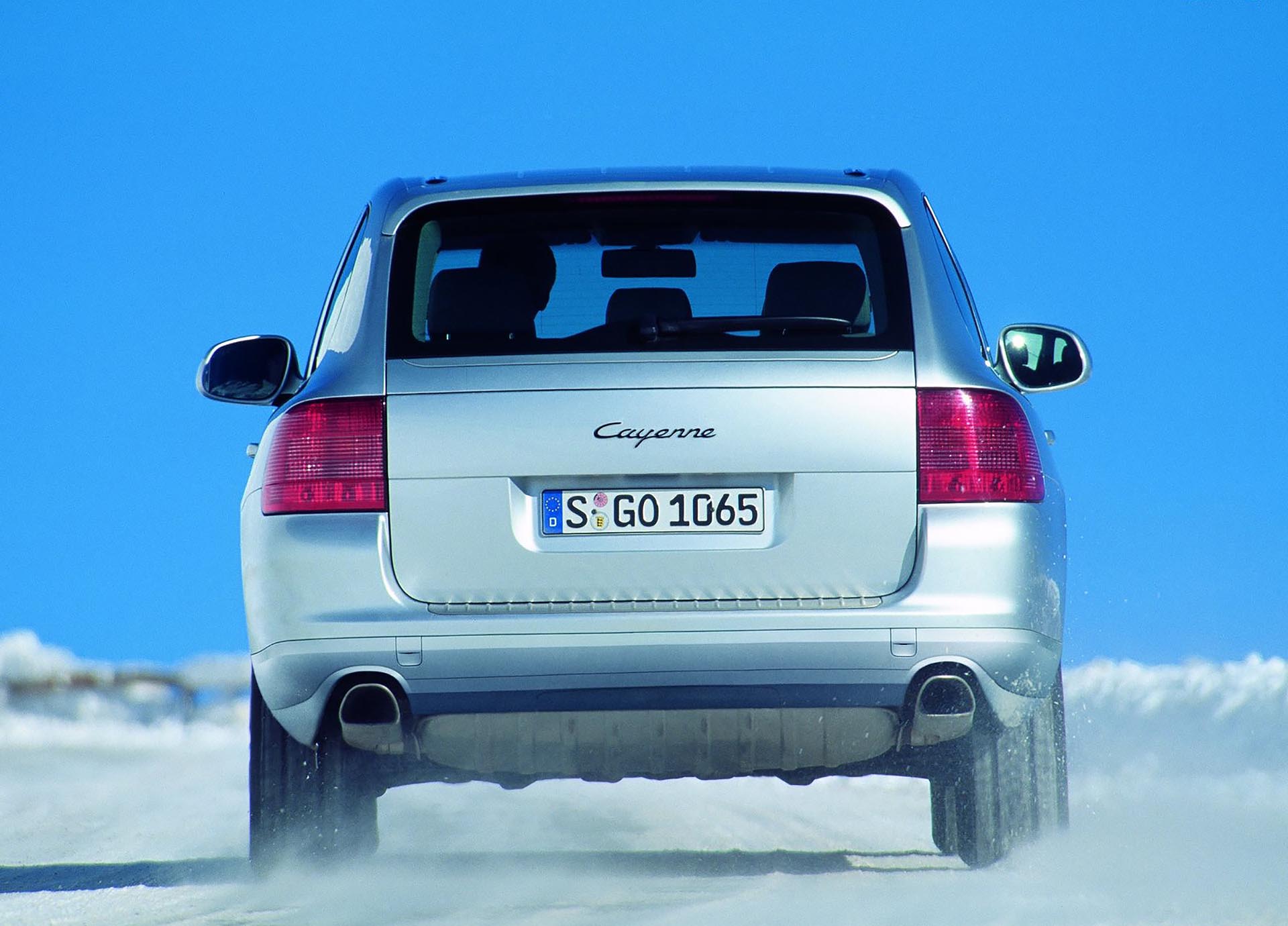 03_955 Porsche Cayenne Base 3.2 VR6 rear