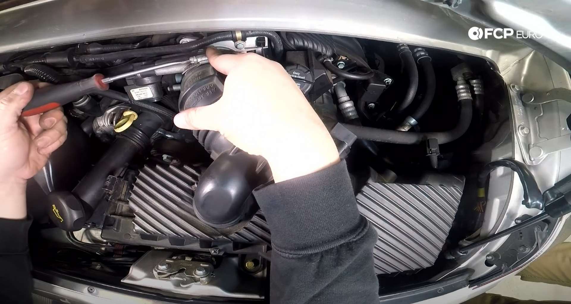 08-DIY-Porsche-996-MAF-Replacement_Refitting-Airbox-Cover