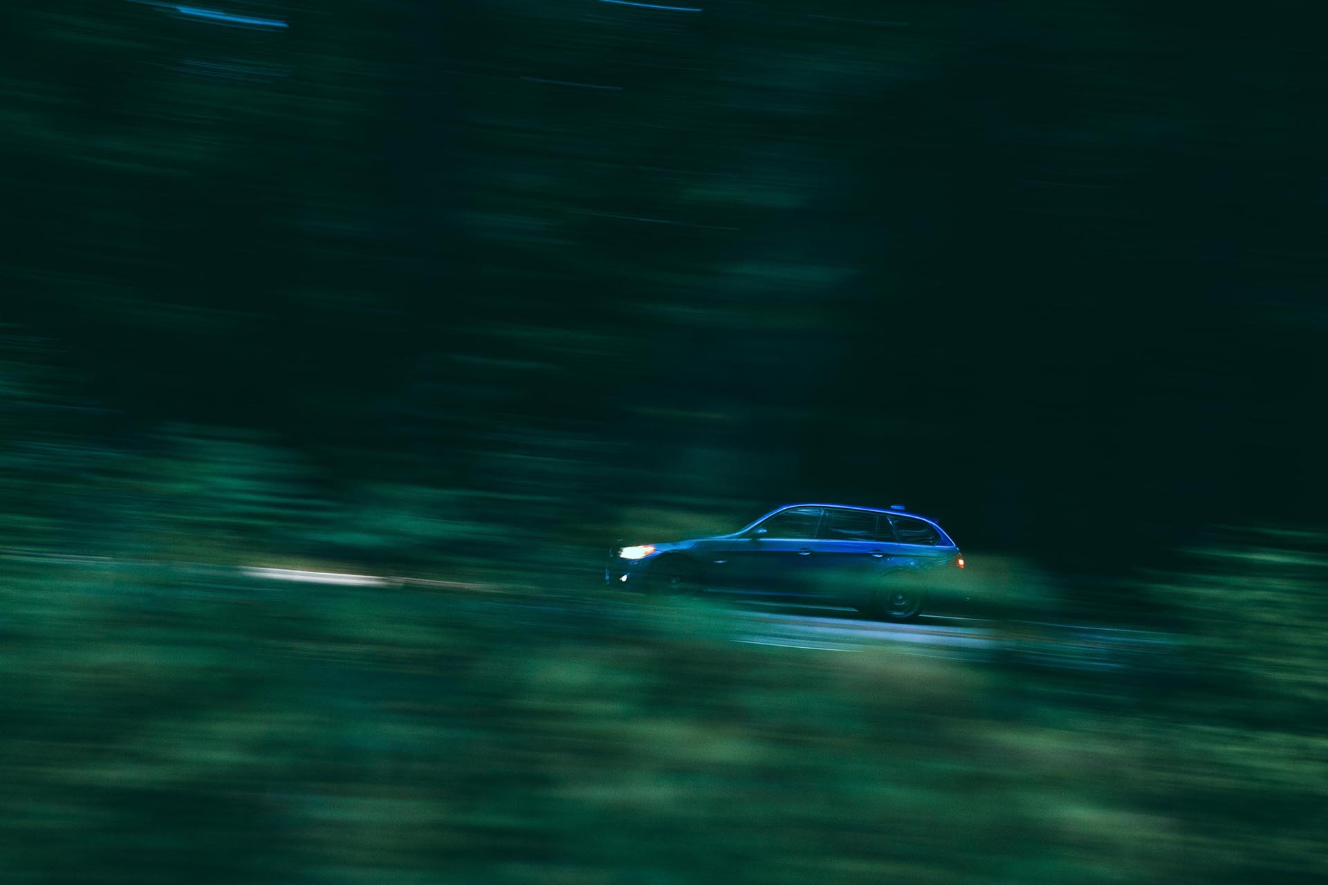 03_BMW E91 335d panning shot at night