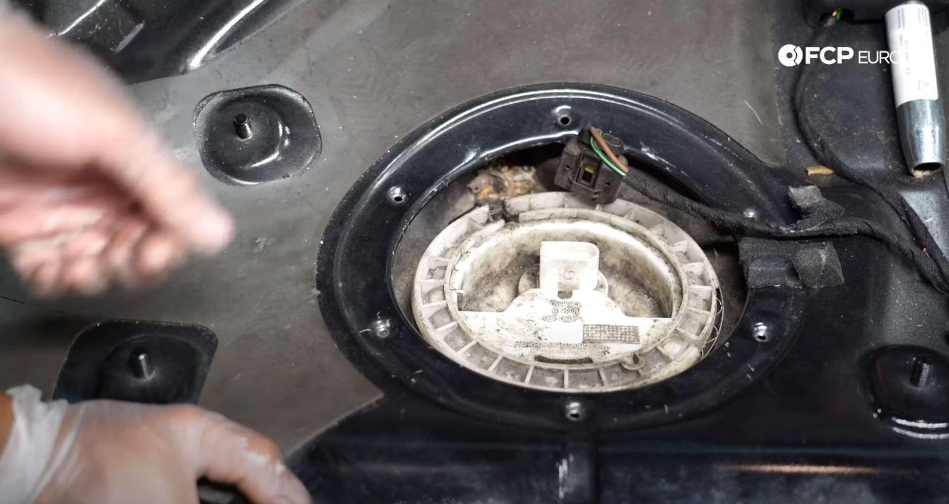 04-DIY-Mercedes-Fuel-Level-Sender-Removing-Unit