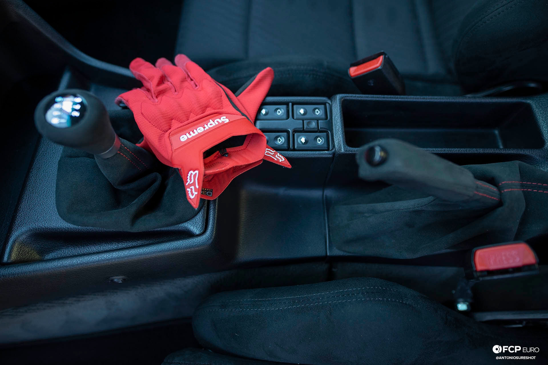 E34 BMW 540i M-Sport Supreme x Fox Racing gloves