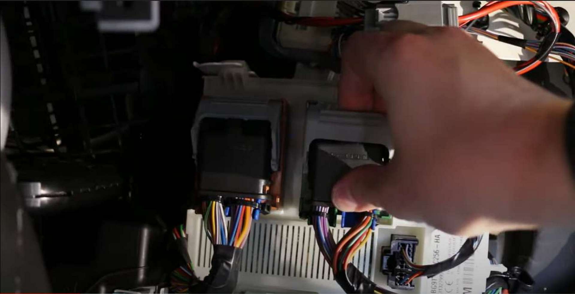 DIY Volvo Cabin Filter pulling down lock