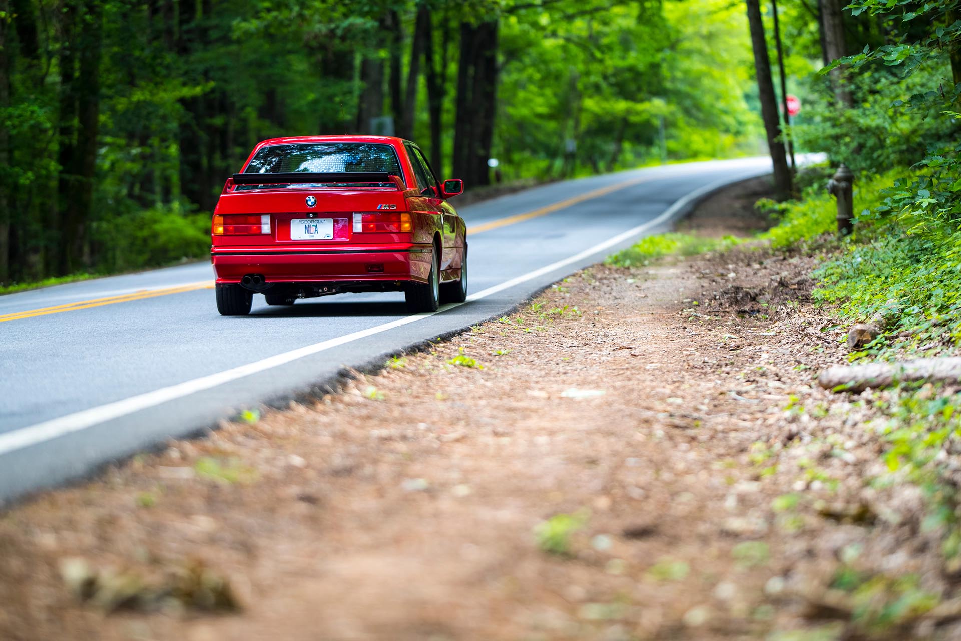 02_BMW E30 M3 zinnoberrot rear roadside
