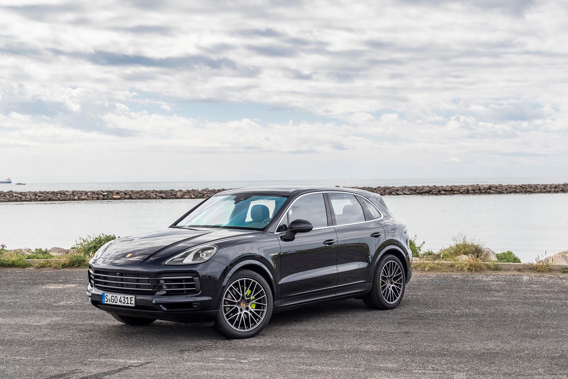 13_9Y0 Porsche Cayenne E-Hybrid SUV front
