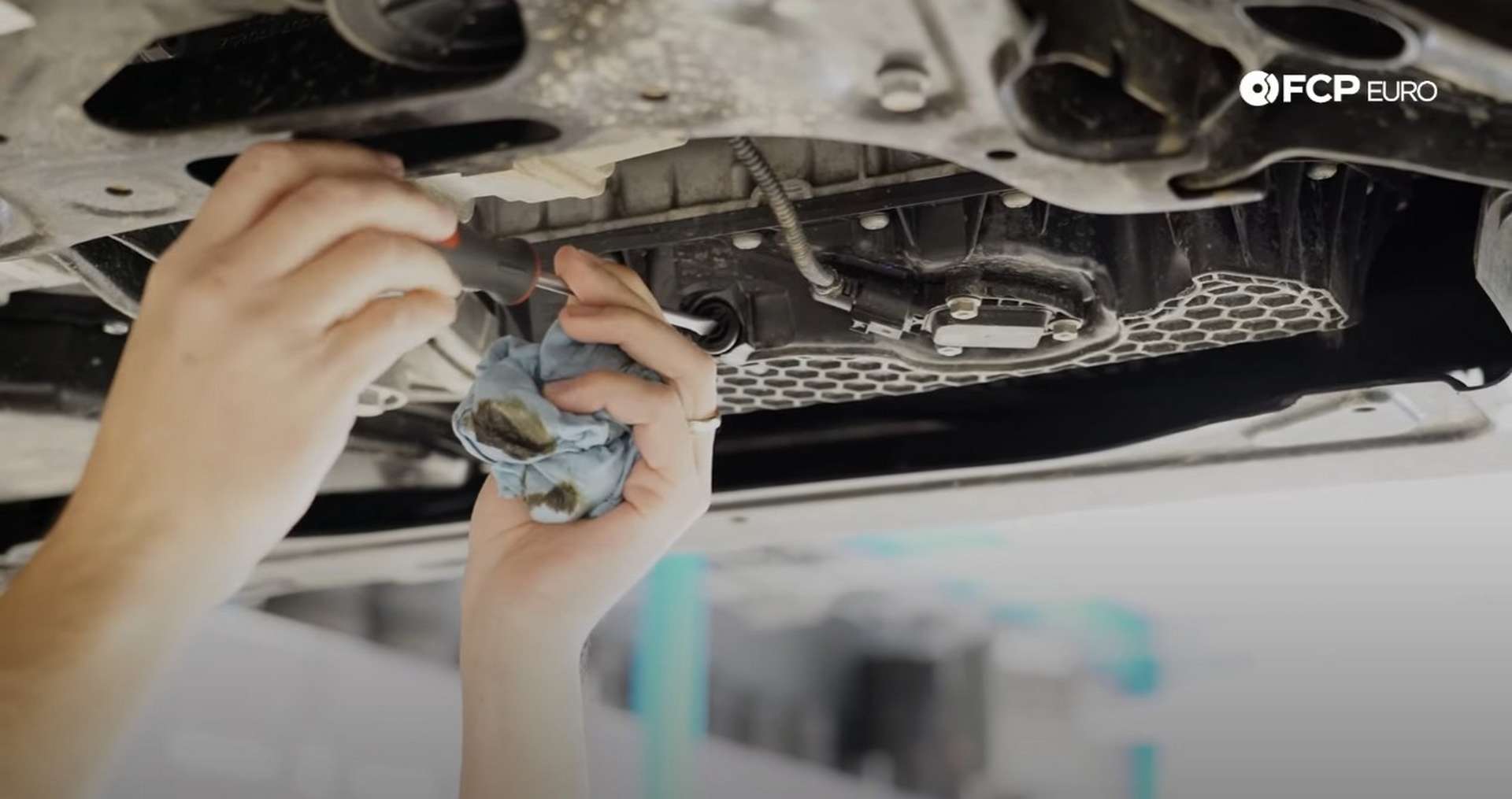 DIY Volkswagen EA888 Oil Change installing the new drain plug
