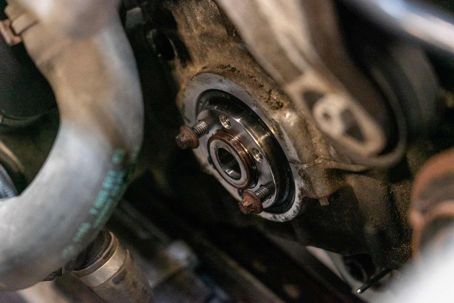 DIY BMW N20 Timing Chain installing the vibration dampener mount