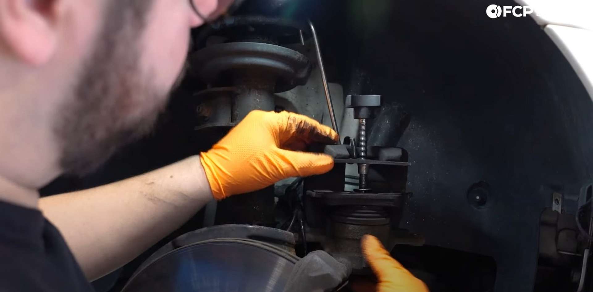 04-DIY-Merc-W203-Front-BrakeDIY Mercedes W203 Front Brake Service compression the caliperService_Replacing-Rotor