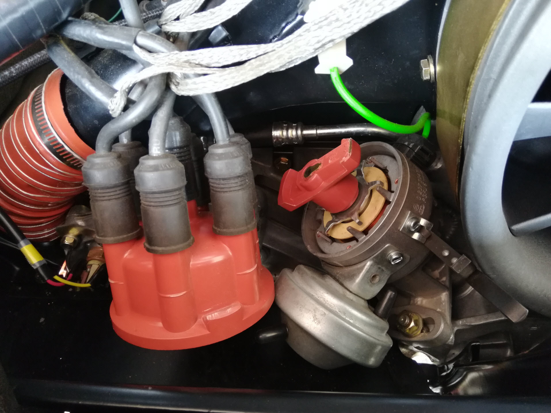 Air-cooled Porsche 911 distributor cap removal.
