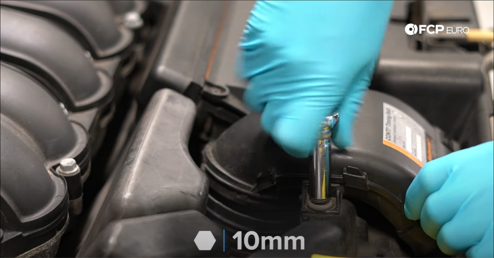 01_DIY_Volvo_Oil_Change-Airbox-Bolt