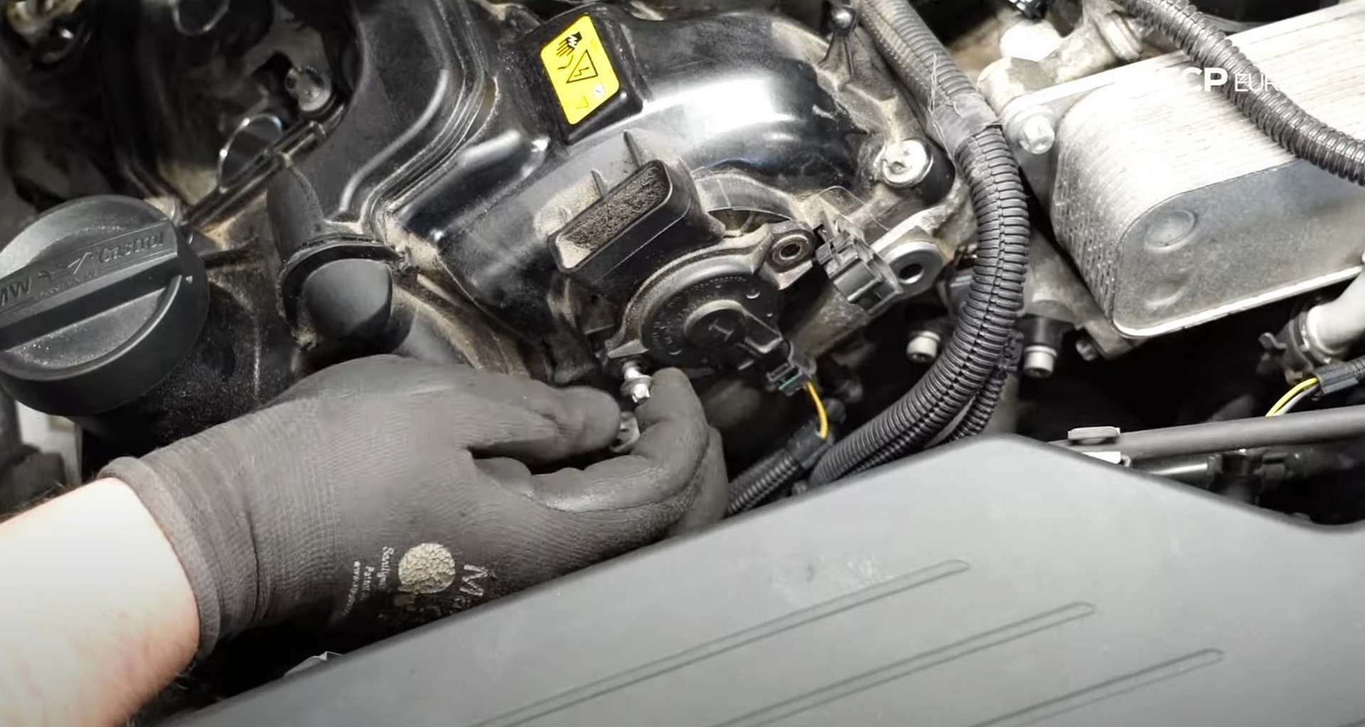 19-DIY-BMW-F30-Valve-Cover-Replacement_Removing-Mechanical-Components
