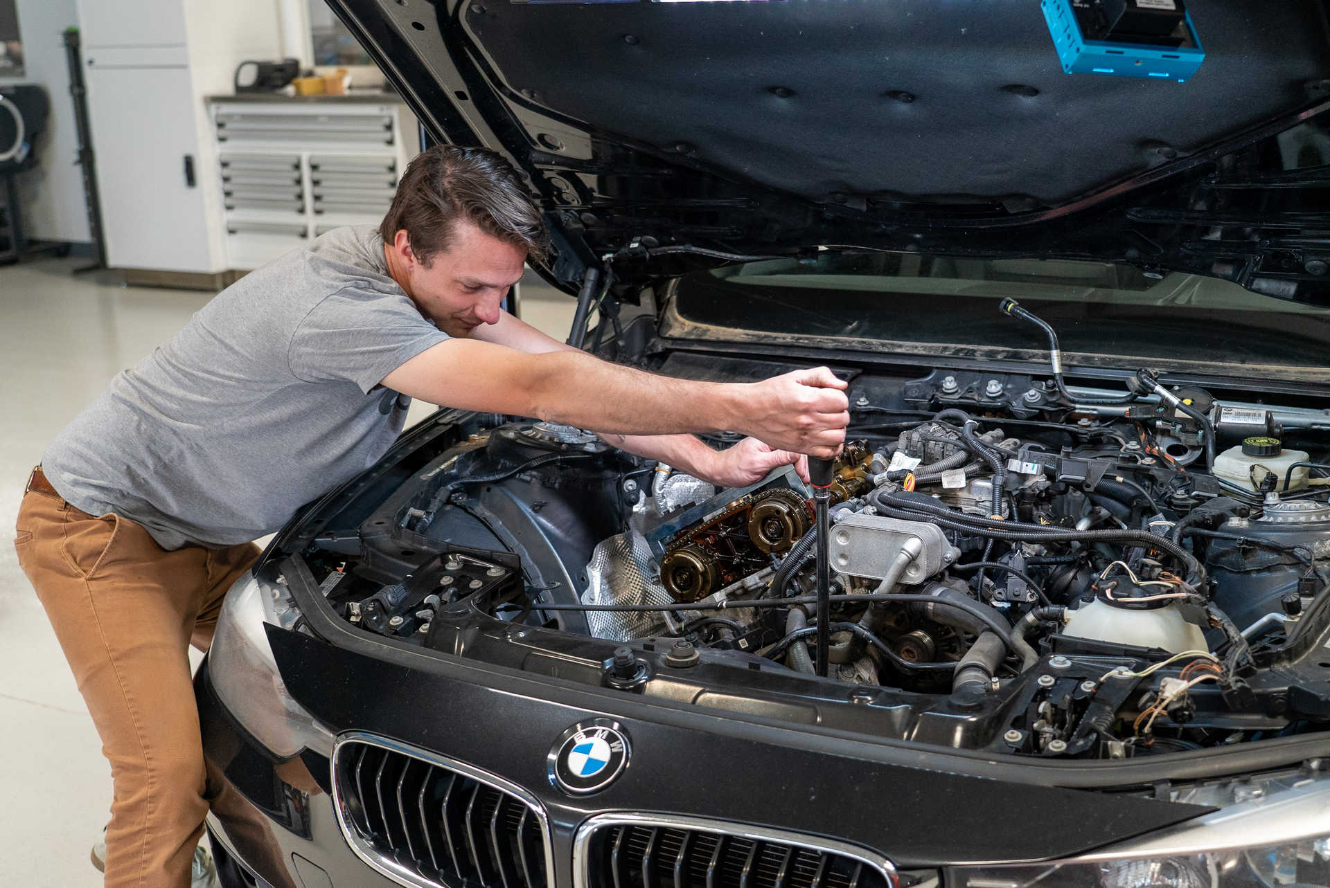 DIY BMW N20 Timing Chain removing the crankshaft bolt